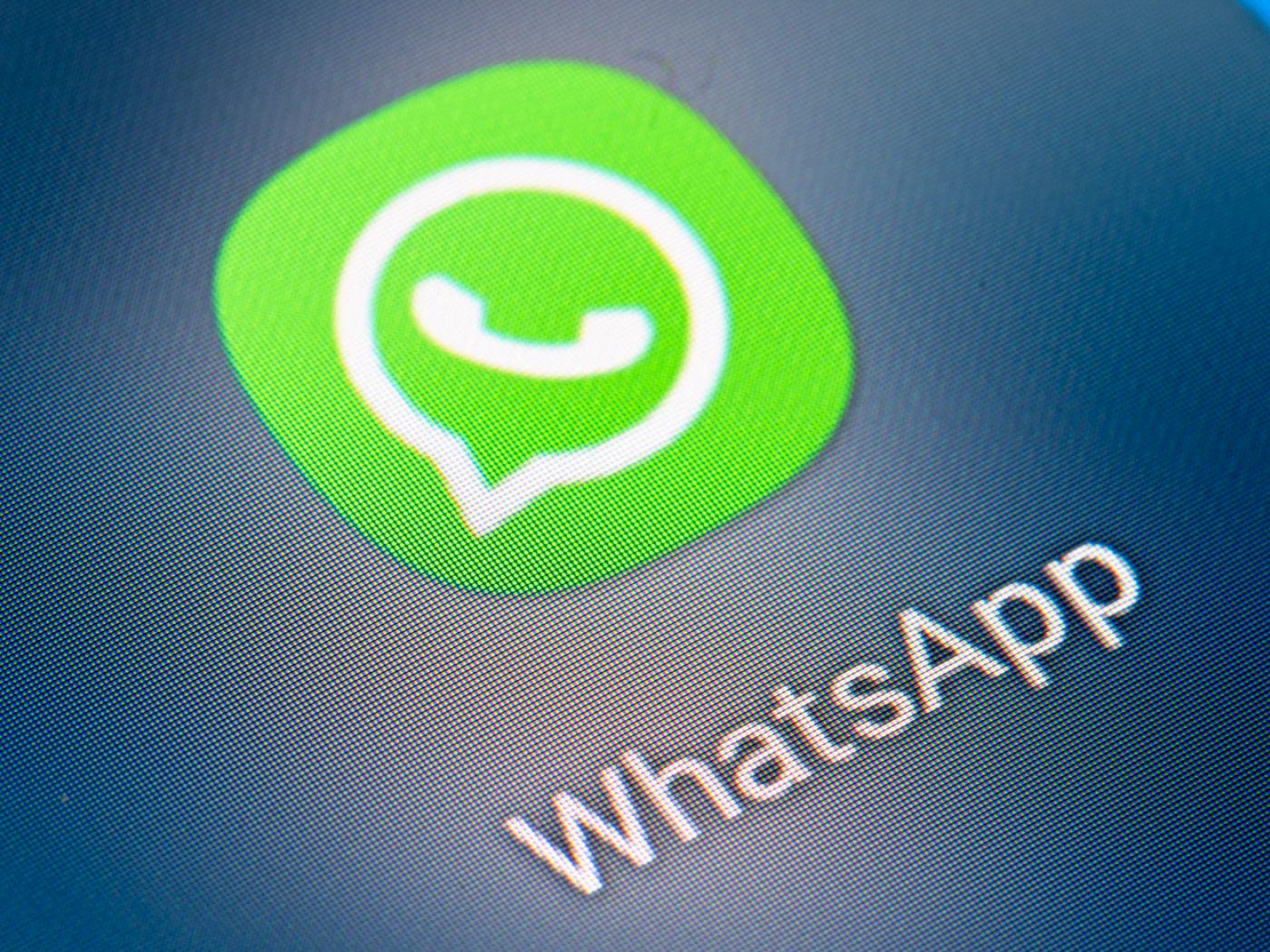 ARCHIV - Auf dem Bildschirm eines Smartphones sieht man das Icon der App Whatsapp. Foto: Fabian Sommer/dpa