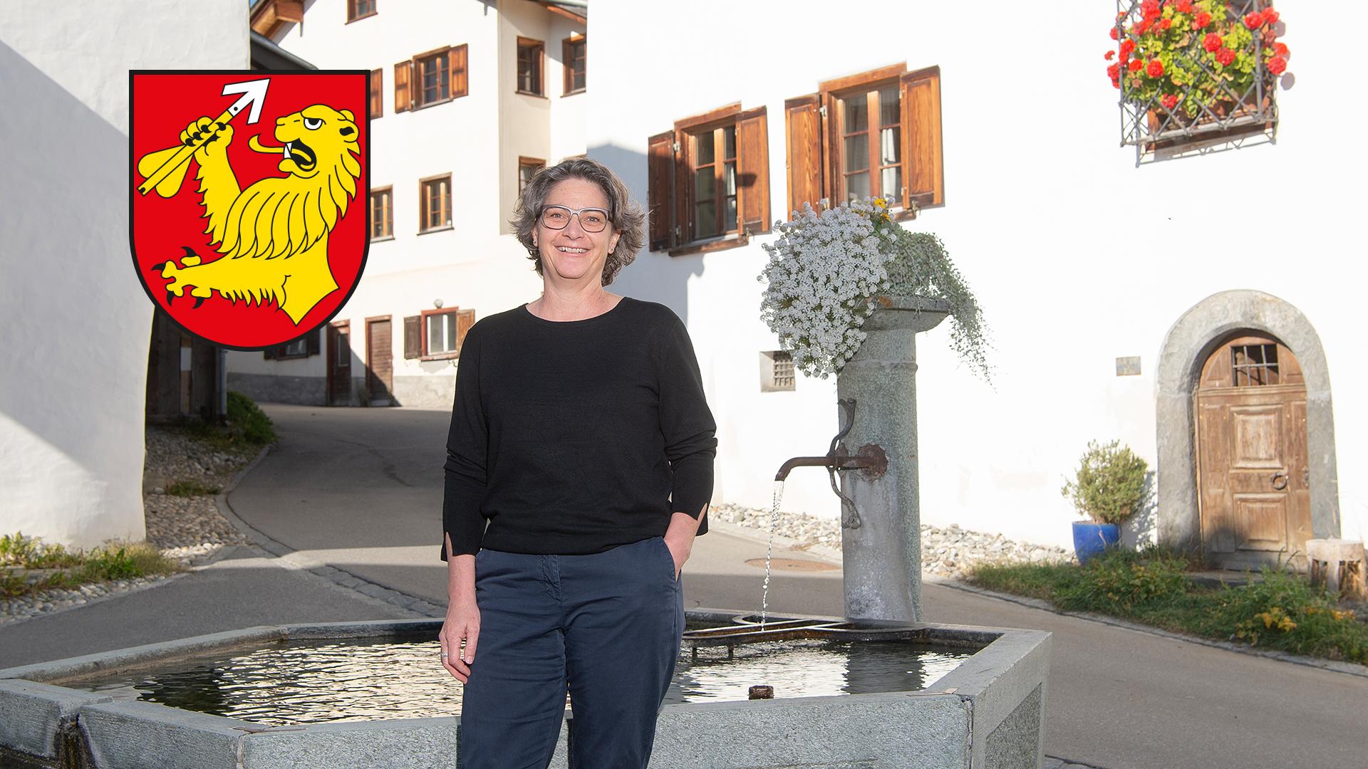 Über 300 Jahre alt: Die Häuser um den Dorfplatz Urmein imponieren Christina Dönz Egle.