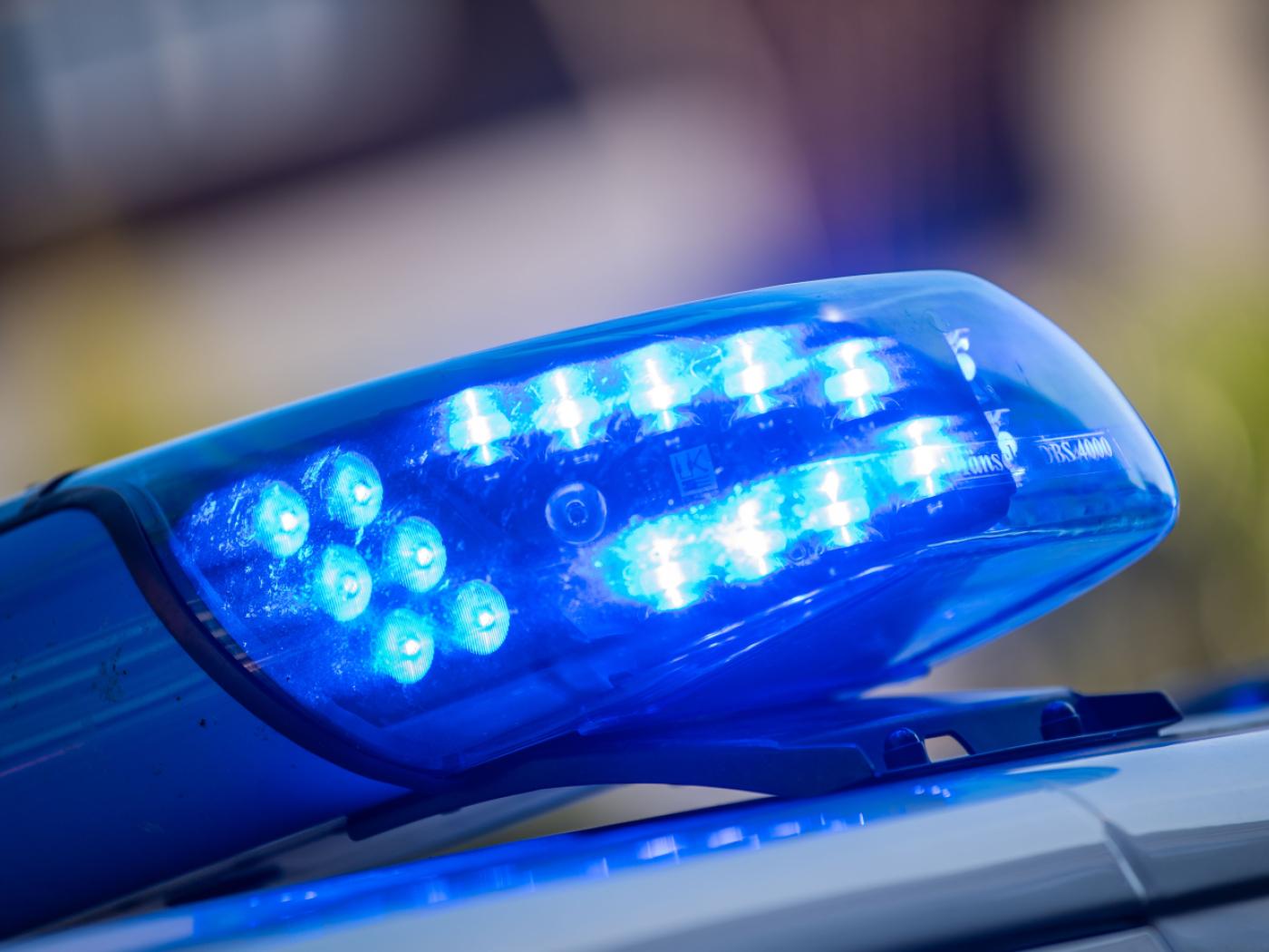 Ein Blaulicht ist auf dem Dach eines Polizeifahrzeugs zu sehen. (Symbolbild)