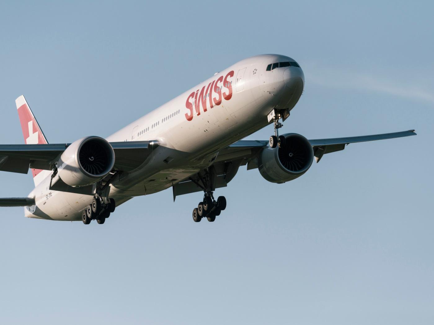 Ein Airbus A320 der Swiss musste seinen Flug nach Zürich wegen eines medizinischen Notfalls unterbrechen und in Hamburg landen. (Symbolbild)