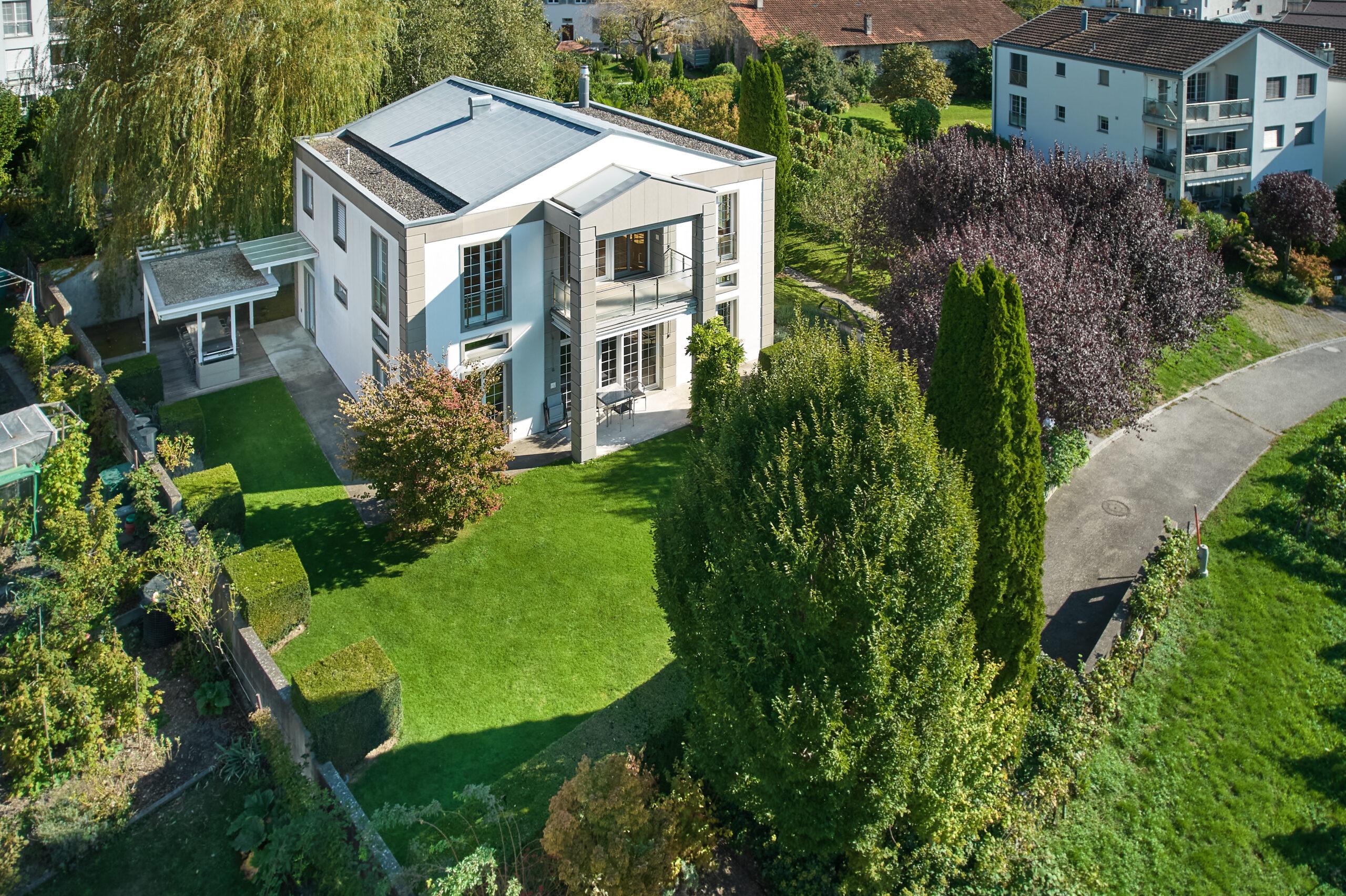 Innen- und Aussenaufnahmen einer Postmodernen Villa an der Unterdorfstrasse in Malans, fotografiert am Samstag, 21. September 2024. (ABK/Aladin Klieber)