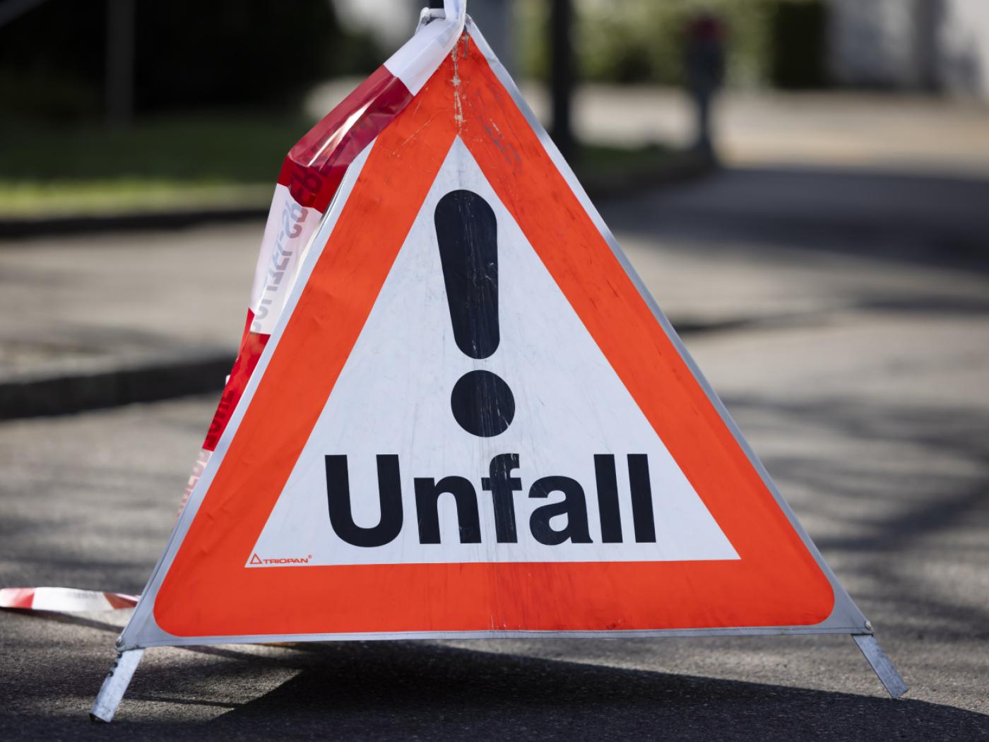Bei einem Verkehrsunfall am Dienstagvormittag in der Stadt Zürich wurde ein 42-jähriger Fahrer eines Kleinmotorrads getötet. Eine Autolenkerin rammte sein Fahrzeug. (Symbolbild)