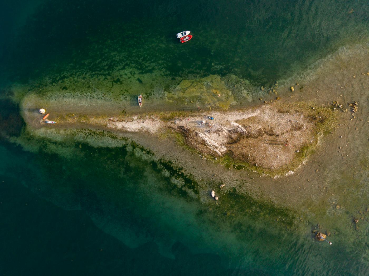 Der Sommer war heiss und trocken - und der September hat daran wenig geändert. Für Westeuropa war es zusammen mit 2023 der wärmste September seit Messbeginn. Im Bild: Eine neu gebildete Insel im Zürichsee. (Archivbild)