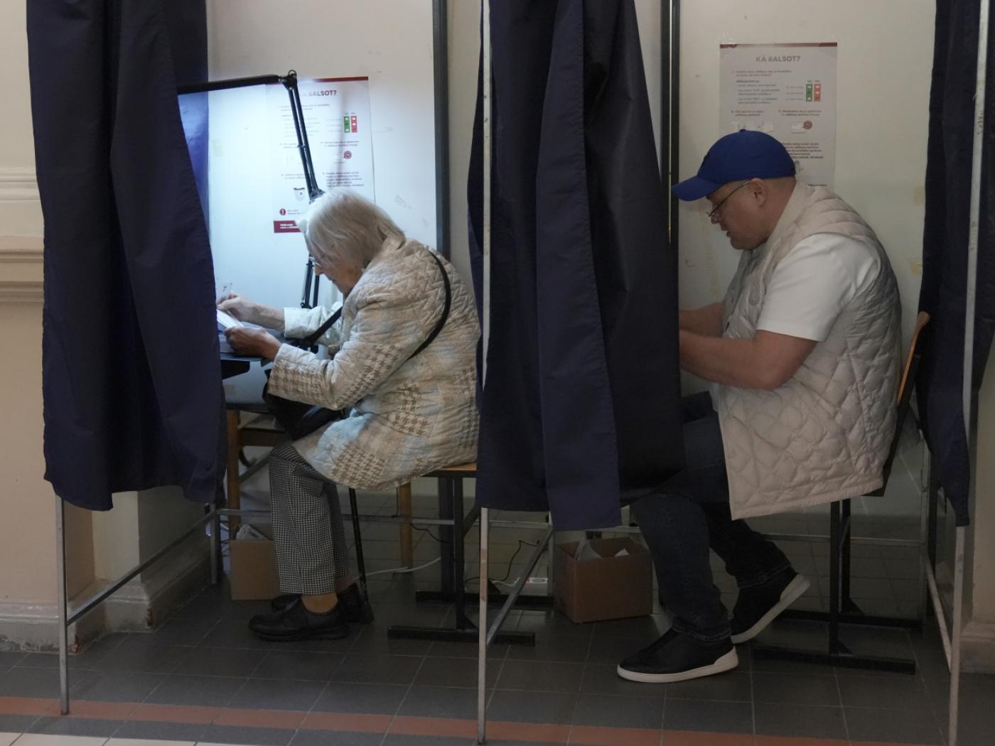 dpatopbilder - Wähler füllen bei den Parlamentswahlen in einem Wahllokal ihre Stimmzettel aus. Foto: Roman Koksarov/AP/dpa/Archivbild