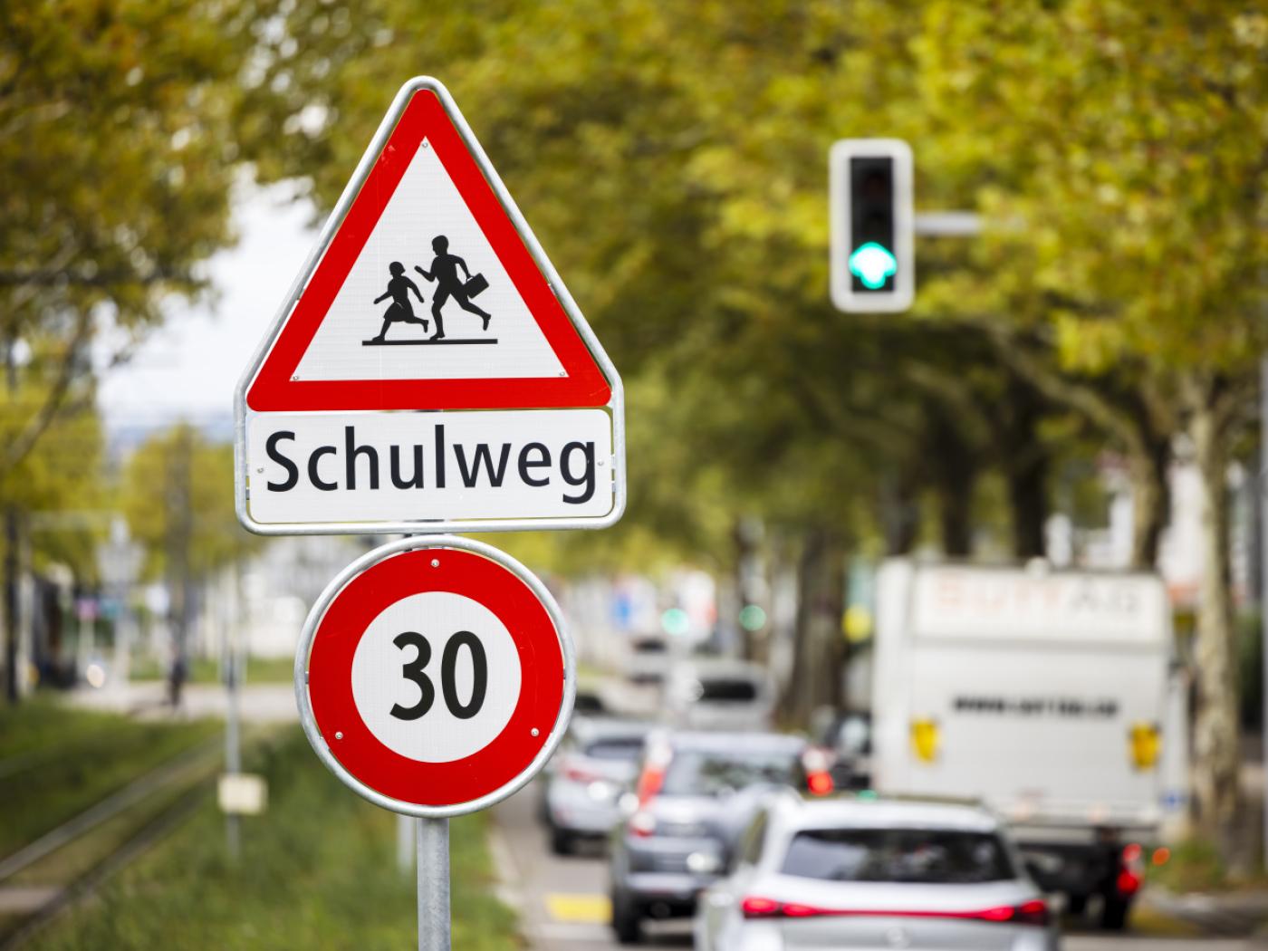 Die Stadt Zürich wartet auf Entscheide zu über 20 Tempo-30-Zonen. Der Regierungsrat fordert sie auf, die Gesuche neu einzureichen. (Symbolbild)