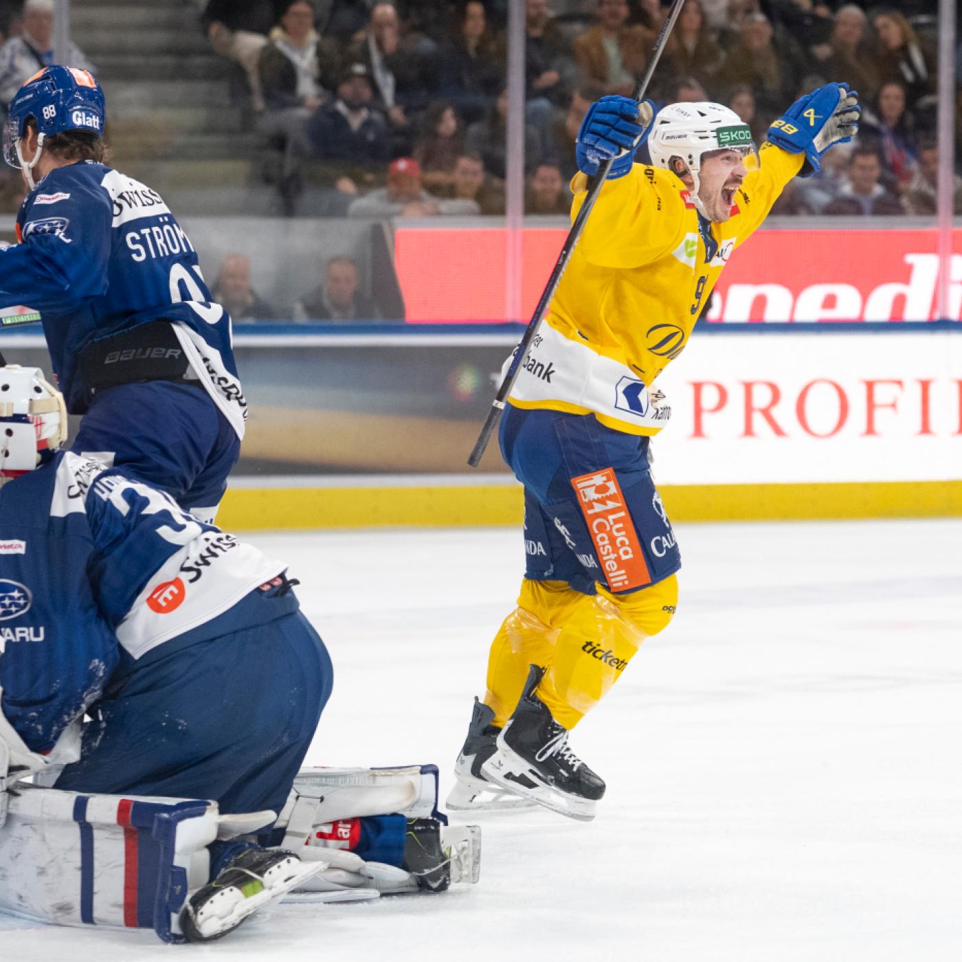 Der Davoser Stürmer Yannick Frehner freut sich über sein Tor zum 2:0 gegen die ZSC Lions