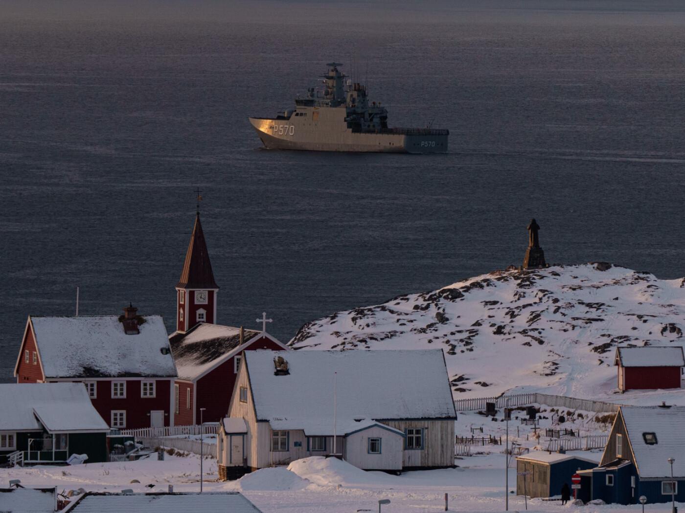ARCHIV - Das Militärschiff HDMS Knud Rasmussen der Königlich Dänischen Marine patrouilliert in der Nähe von Nuuk. Foto: Evgeniy Maloletka/AP/dpa