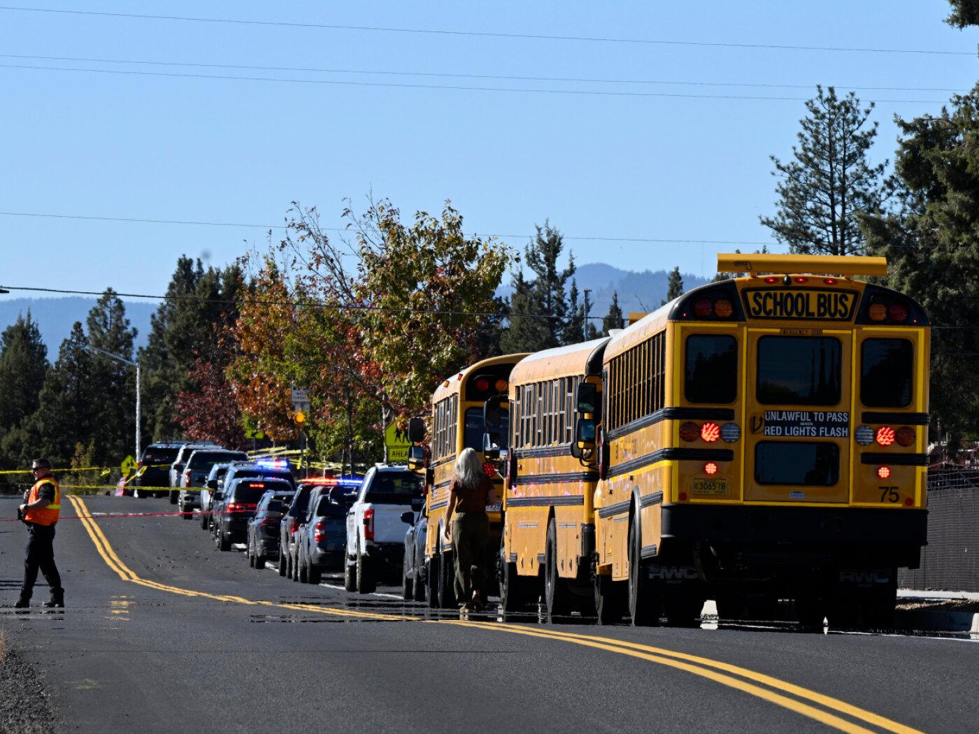 Vor der Silver Rail Elementary School, wo sich eine GEwalttat ereignet hat, stehen Schulbusse in einer Reihe. Foto: Joe Kline/AP/dpa