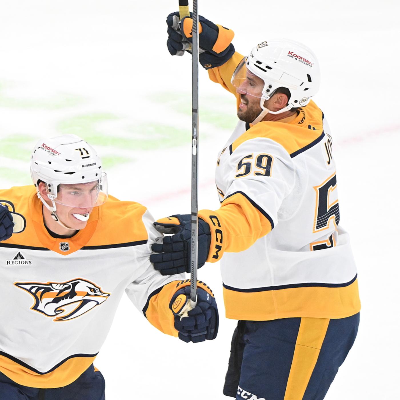 Roman Josi (rechts) jubelt über den Auswärtssieg gegen die Montreal Canadiens