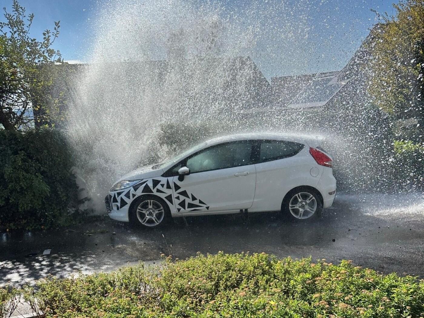 Der geflüchtete Autofahrer kollidierte in Wil SG mit einem Hydranten. Das Bild wurde der Kantonspolizei von einer Passantin zugestellt.