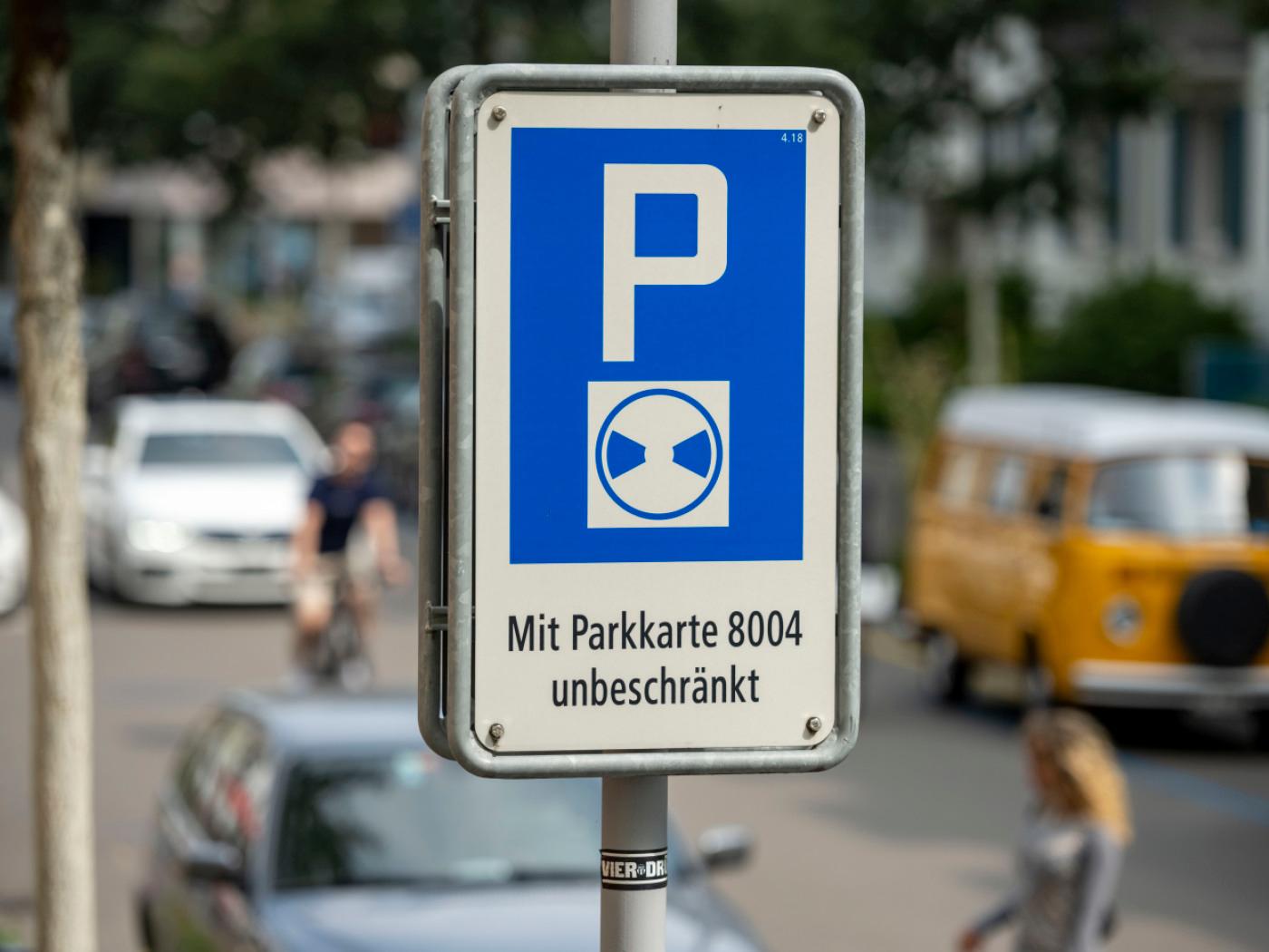 Parkieren wird in der Stadt Zürich teurer. Ab dem 1. Januar 2027 zahlen Anwohner deutlich mehr für die Jahreskarten in der Blauen Zone. (Archivbild)
