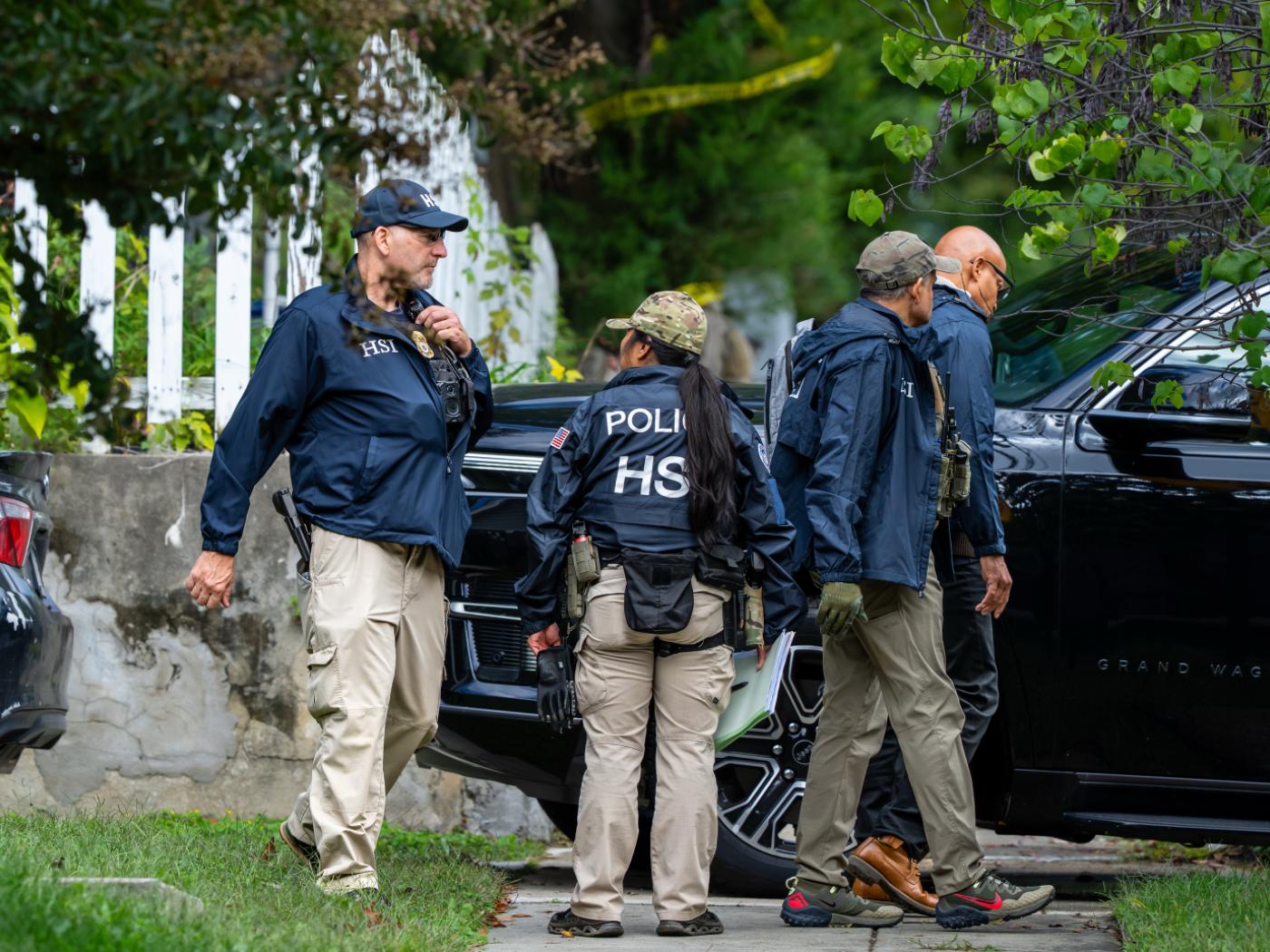 Beamte des Ministeriums für Innere Sicherheit verlassen nach einer Durchsuchung die Wohnung der Abgeordneten Omar. Foto: J. Scott Applewhite/AP/dpa