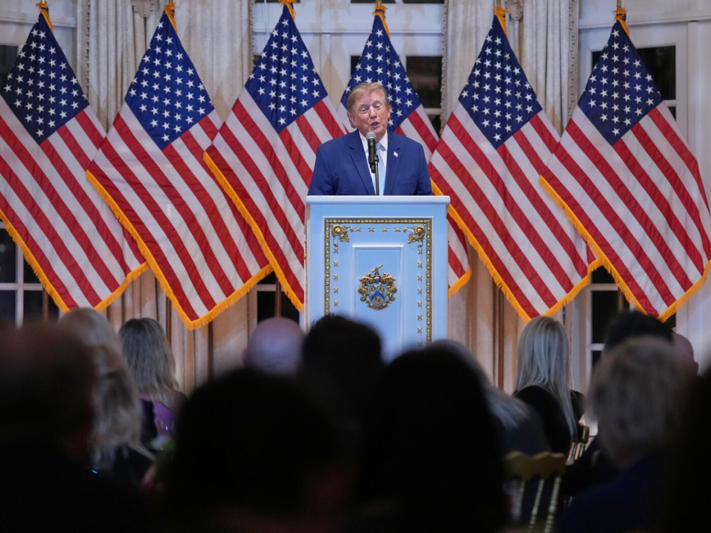 US-Präsident Donald Trump hält bei einem Abendessen in seinem Mar-a-Lago-Club eine Rede. Foto: Mark Schiefelbein/AP/dpa
