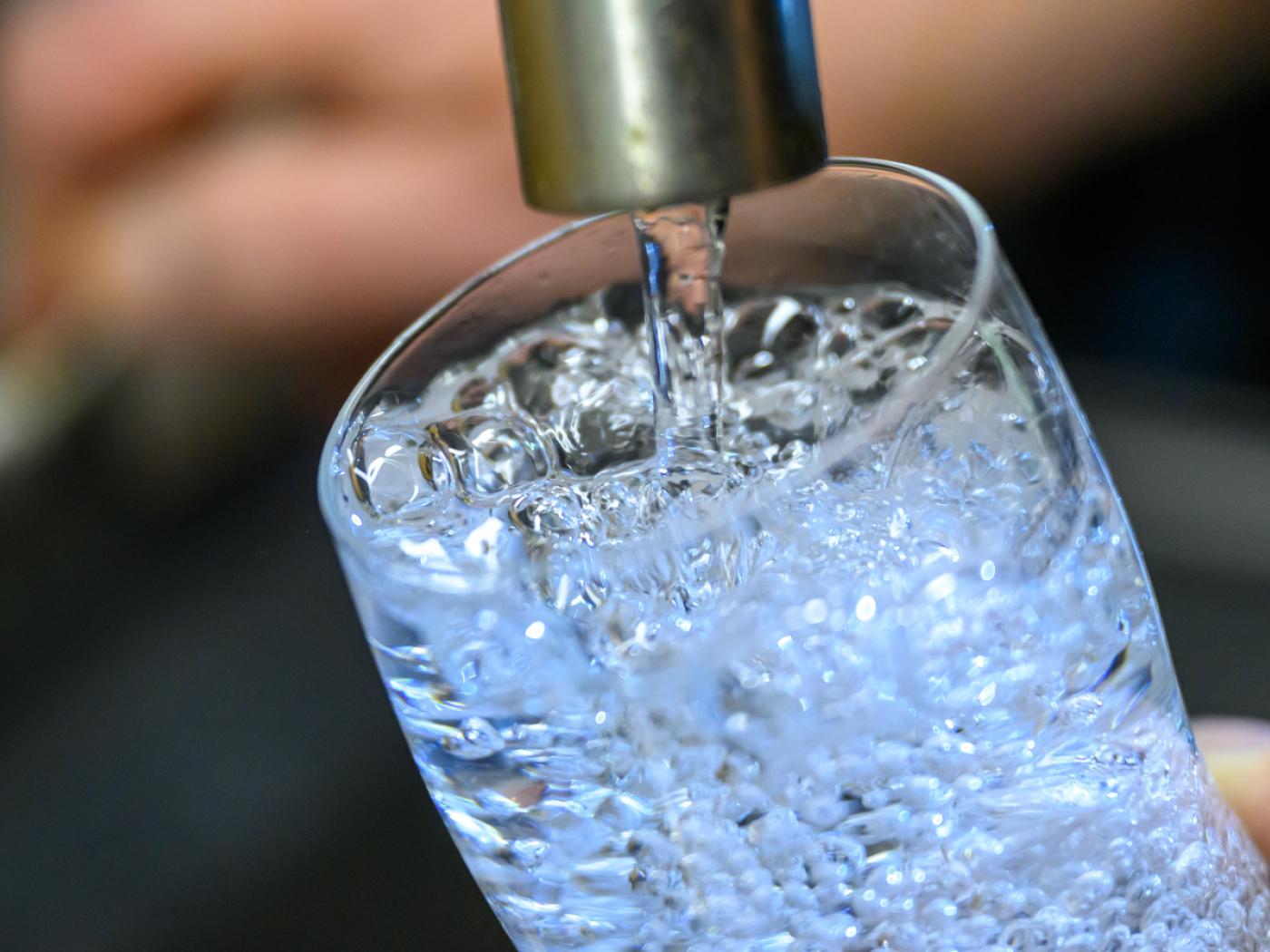 Teile des Trinkwassers in Domat/Ems sind mit Schadstoffen belastet - Grenzwerte werden aktuell gemäss der Gemeinde keine überschritten. Dennoch führt dieser Umstand nun dazu, dass das Bündner Obergericht aktiv werden muss. (Symbolbild)