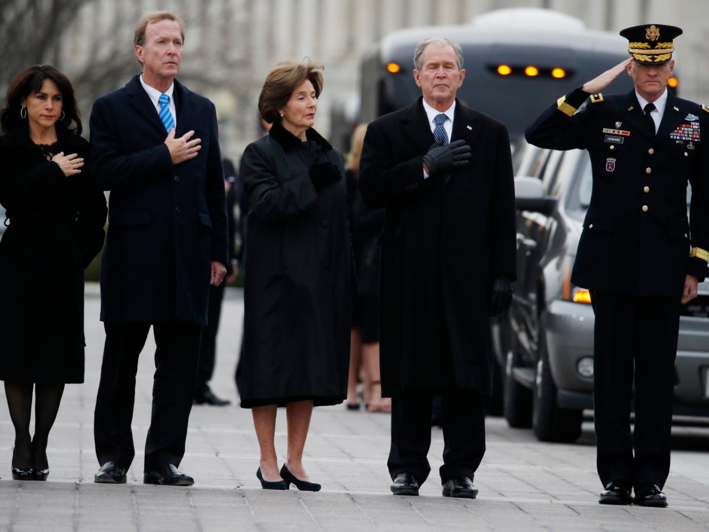 ARCHIV - George W. Bush (r-l), ehemaliger Präsident der USA, seine Frau Laura Bush, sein Bruder Neil Bush und Sharon Bush erweisen dem verstorbenen ehemaligen US-Präsidenten George H.W. Bush die Ehre als dessen Sarg mit militärischen Ehren aus dem Kapitol getragen wird.  1993. Foto: Alex Brandon/Pool AP/dpa