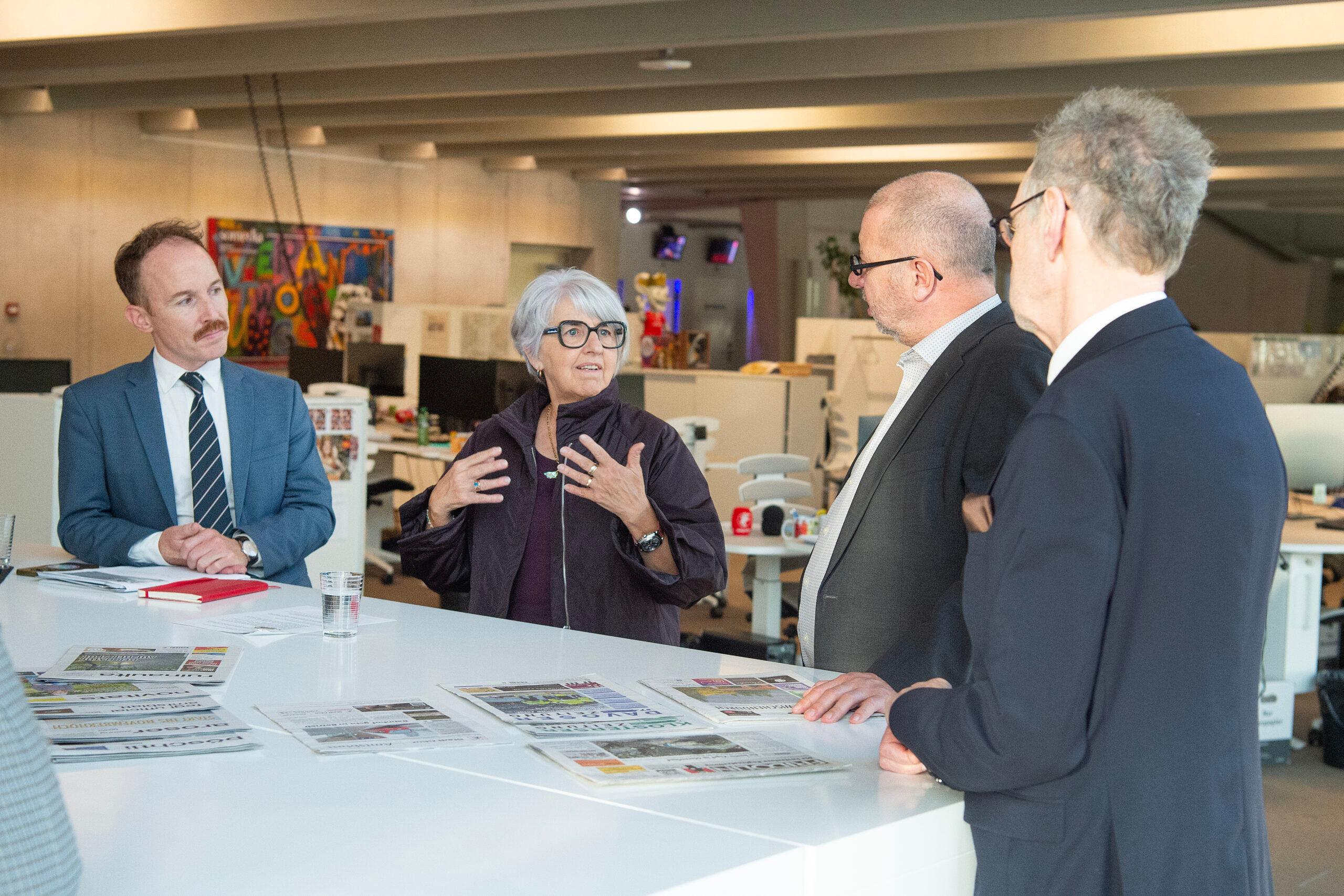 Die Medienministerin zu Besuch: Bundesrätin Elisabeth Baume-Schneider tauscht sich mit dem Schweizer Verlegerverbandspräsidenten Andrea Masüger (rechts) und Joachim Braun aus.