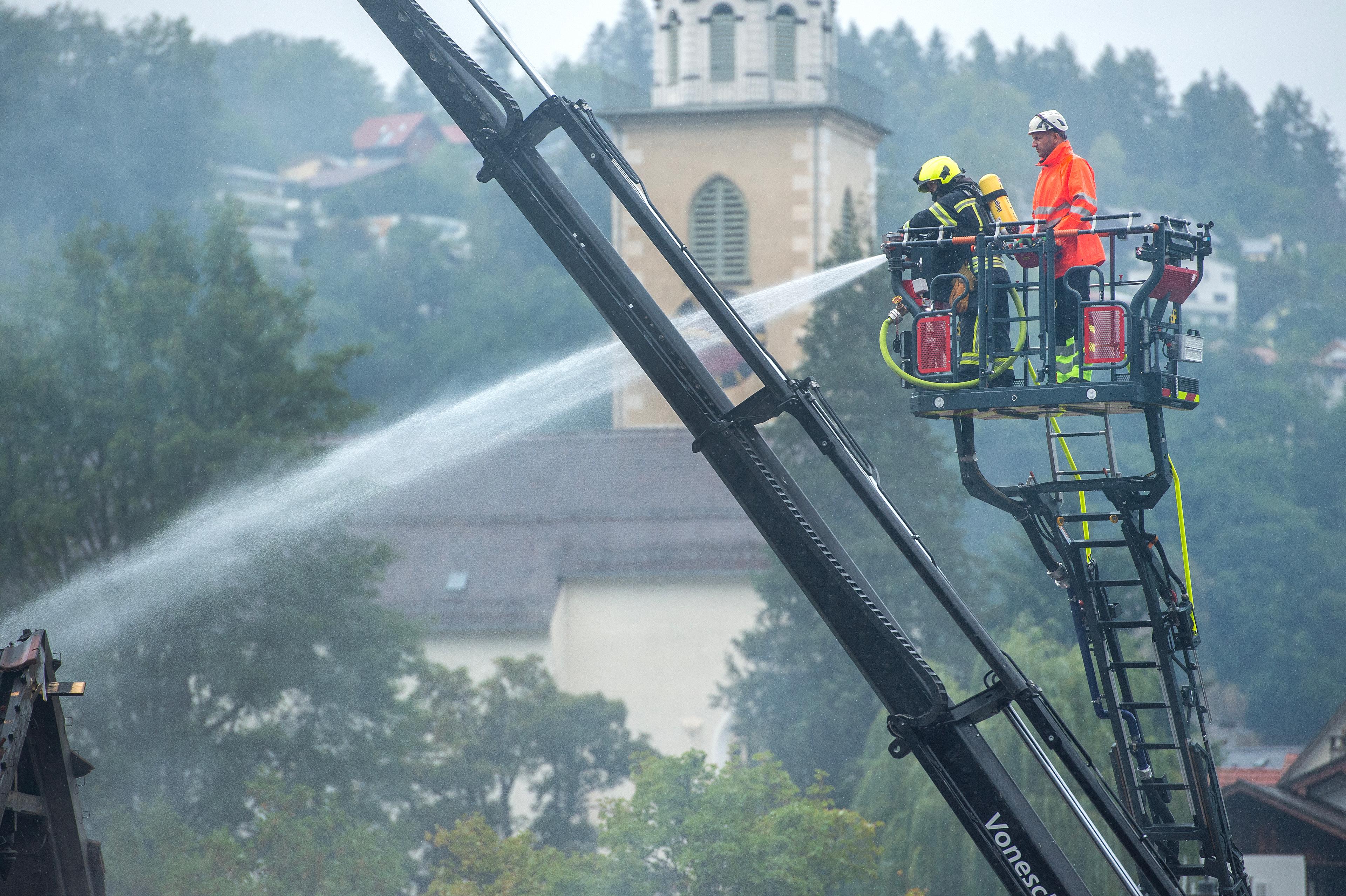 Tragisches Ereignis: Zwei Feuerwehrleute löschen am Morgen nach dem Thusner Grossbrand letzte Brandnester.
