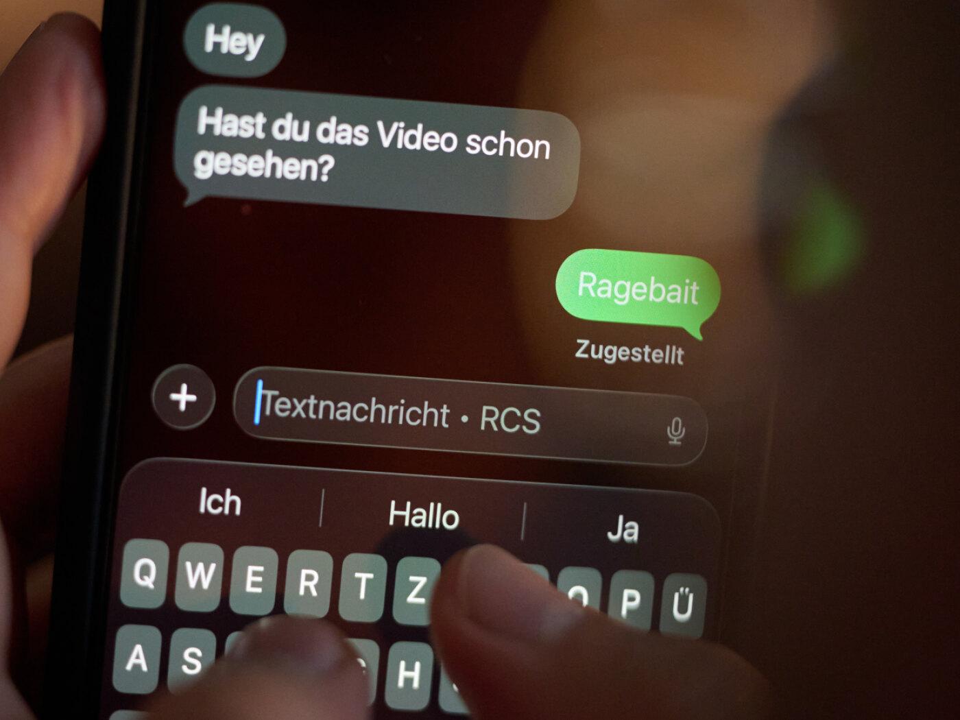 ILLUSTRATION - Das Wort «Ragebait» ist auf dem Display eines Smartphones in einem Chatverlauf zu lesen. In diesem Jahr wird das Jugendwort des Jahres am 10. Oktober verkündet. Foto: Katharina Kausche/dpa