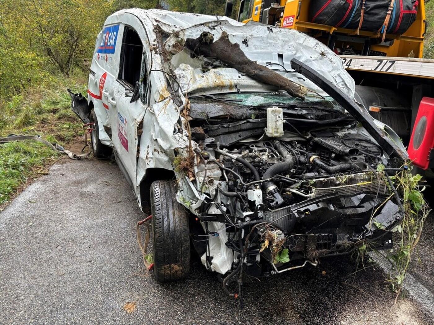Das Auto sah nach dem Unfall im Jura sehr mitgenommen aus, der Fahrer erlitt jedoch nur leichte Verletzungen.