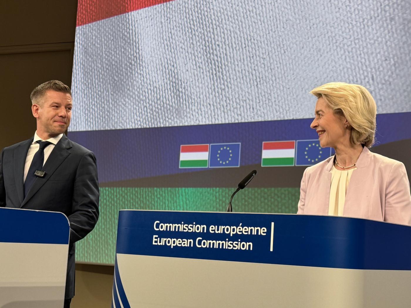 ARCHIV - Ursula von der Leyen, EU-Kommissionspräsidentin (r), und Péter Magyar, Ministerpräsident von Ungarn (l), nehmen an einem Presse-Statement nach einem Treffen in Brüssel teil. Foto: Leonie Asendorpf/dpa