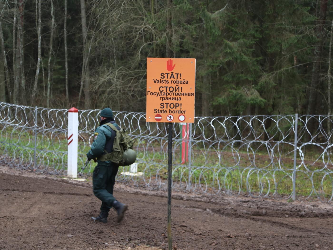 ARCHIV - «Halt - Staatsgrenze» steht in drei Sprachen an der Grenze zu Belarus. In Lettland bleibt der Druck an der EU-Außengrenze zum benachbarten Belarus nach Angaben der Behörden hoch. Foto: Alexander Welscher/dpa