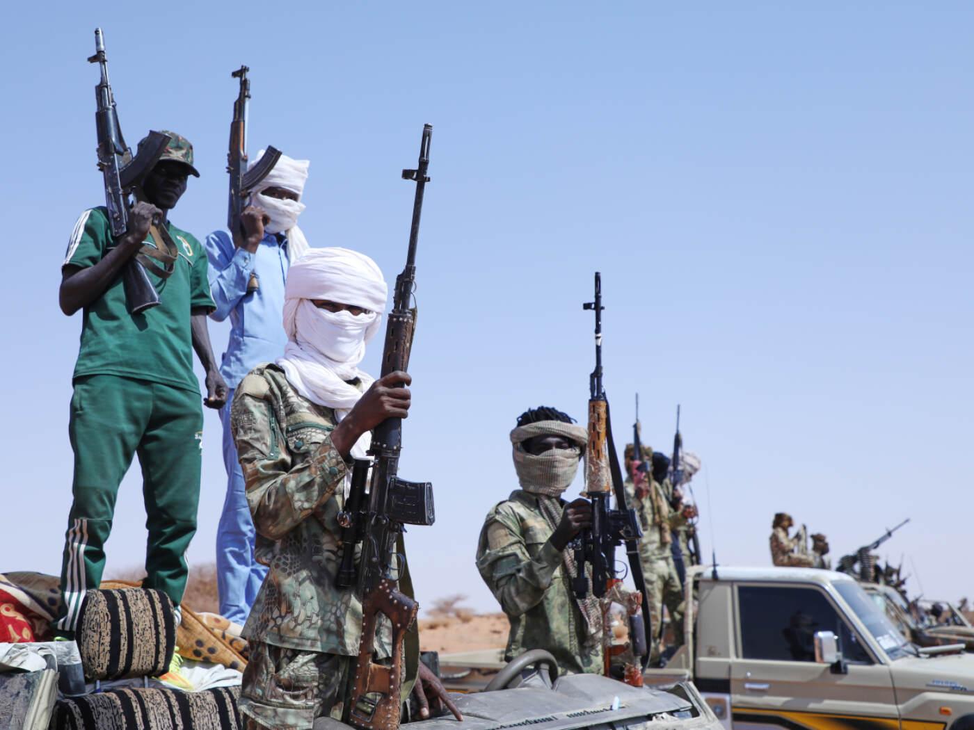 ARCHIV - Bewaffnete Überläufer der paramilitärischen Rapid Support Forces (RSF) heben ihre Maschinengewehre, während sie sich vermutlich der sudanesischen Armee im Westen von Omdurman ergeben. Foto: Mohnd Blal/AP/dpa