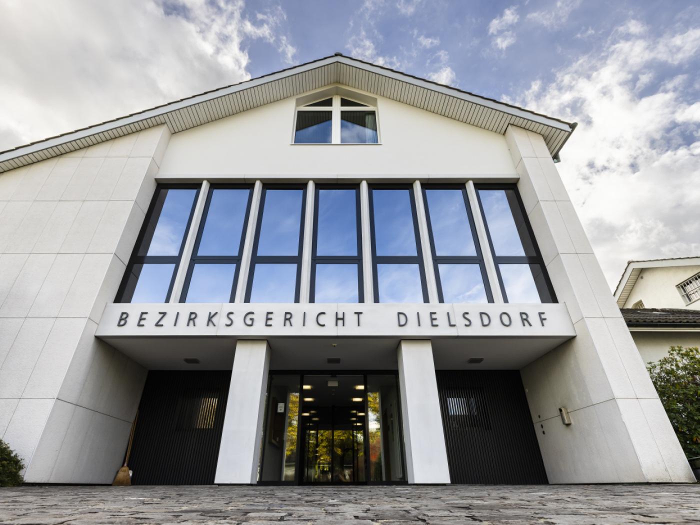 Wegen einer antisemitischen Kurzgeschichte müssen sich am Mittwoch zwei Senioren vor dem Bezirksgericht Dielsdorf verantworten. (Archivbild)