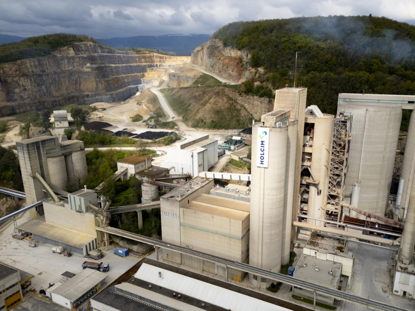 Die Herstellung von Zement in der Schweiz hat einen CO2-Preis. Um gleich lange Spiesse im Wettbewerb mit ausländischen Produzenten herzustellen, soll auf ausländischen Zement ohne CO2-Preis an der Grenze eine Gebühr erhoben werden. (Symbolbild)
