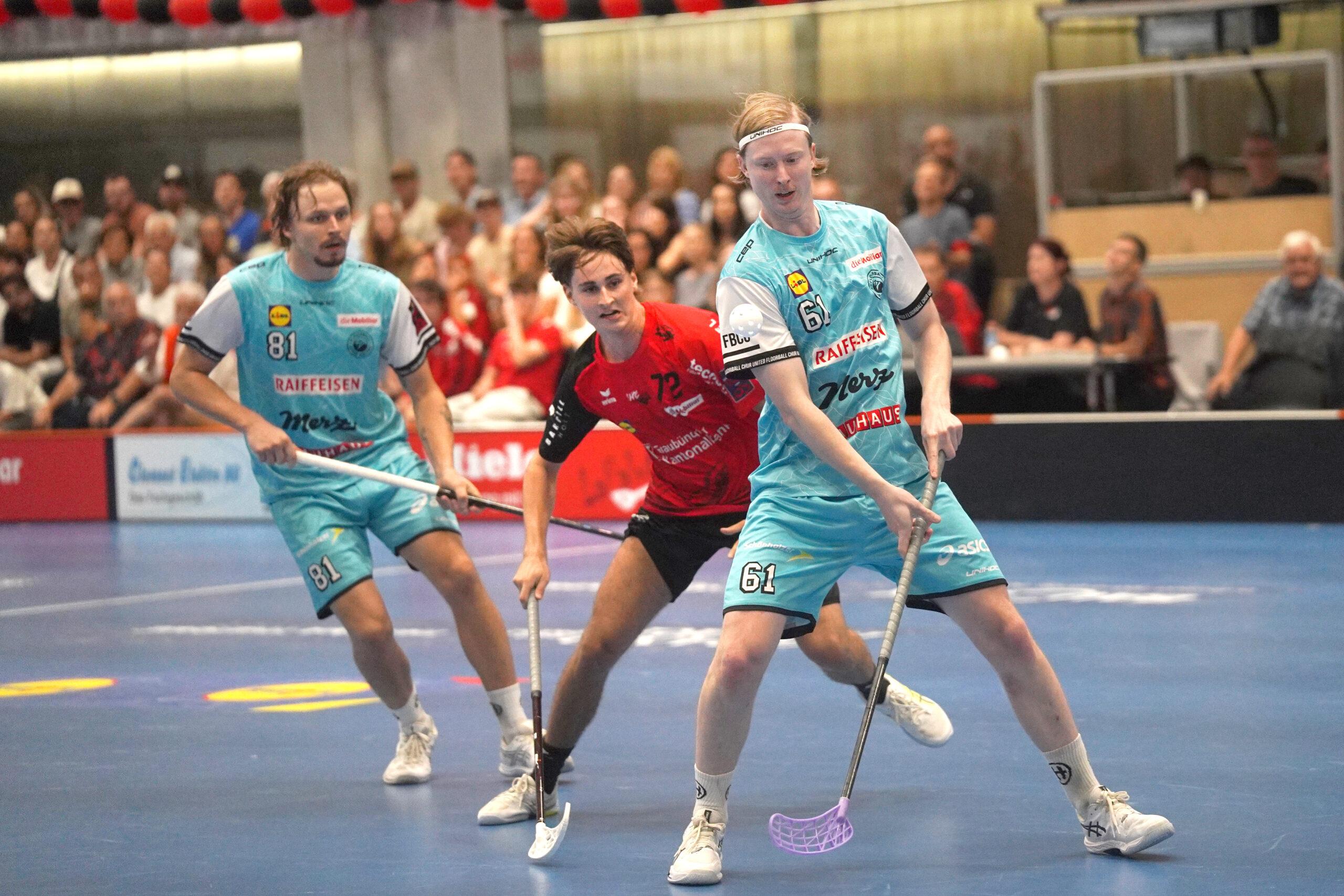 Bündner Männerteams mit Niederlagen: Sowohl Chur United (hier mit Tuukka Salo links und Fredrik Bäckmann rechts) als auch Alligator Malans mit Joona Larte geht das Wochenende ohne Erfolgserlebnis zu Ende.