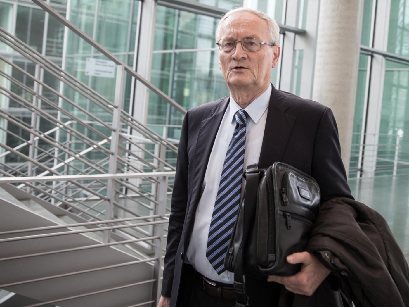 ARCHIV - August Hanning, der ehemalige Präsident des Bundesnachrichtendienstes (BND) kommt am 02.10.2015 im Bundestag in Berlin als Zeuge zum NSA-Untersuchungsausschuss. Der Untersuchungsausschuss hatte den Auftrag, Hintergründe der Ausspähung durch ausländische Geheimdienste in Deutschland aufklären. Foto: Michael Kappeler/dpa