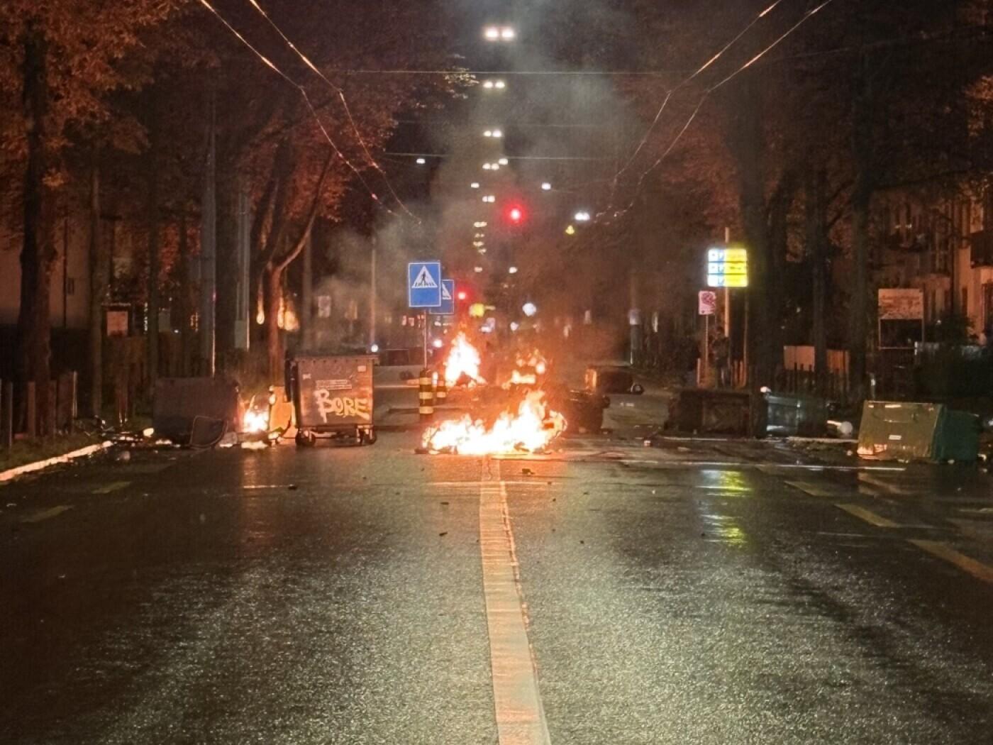 Barrikaden und brennende Abfallcontainer: Die Randale hinterliessen Spuren der Verwüstung.