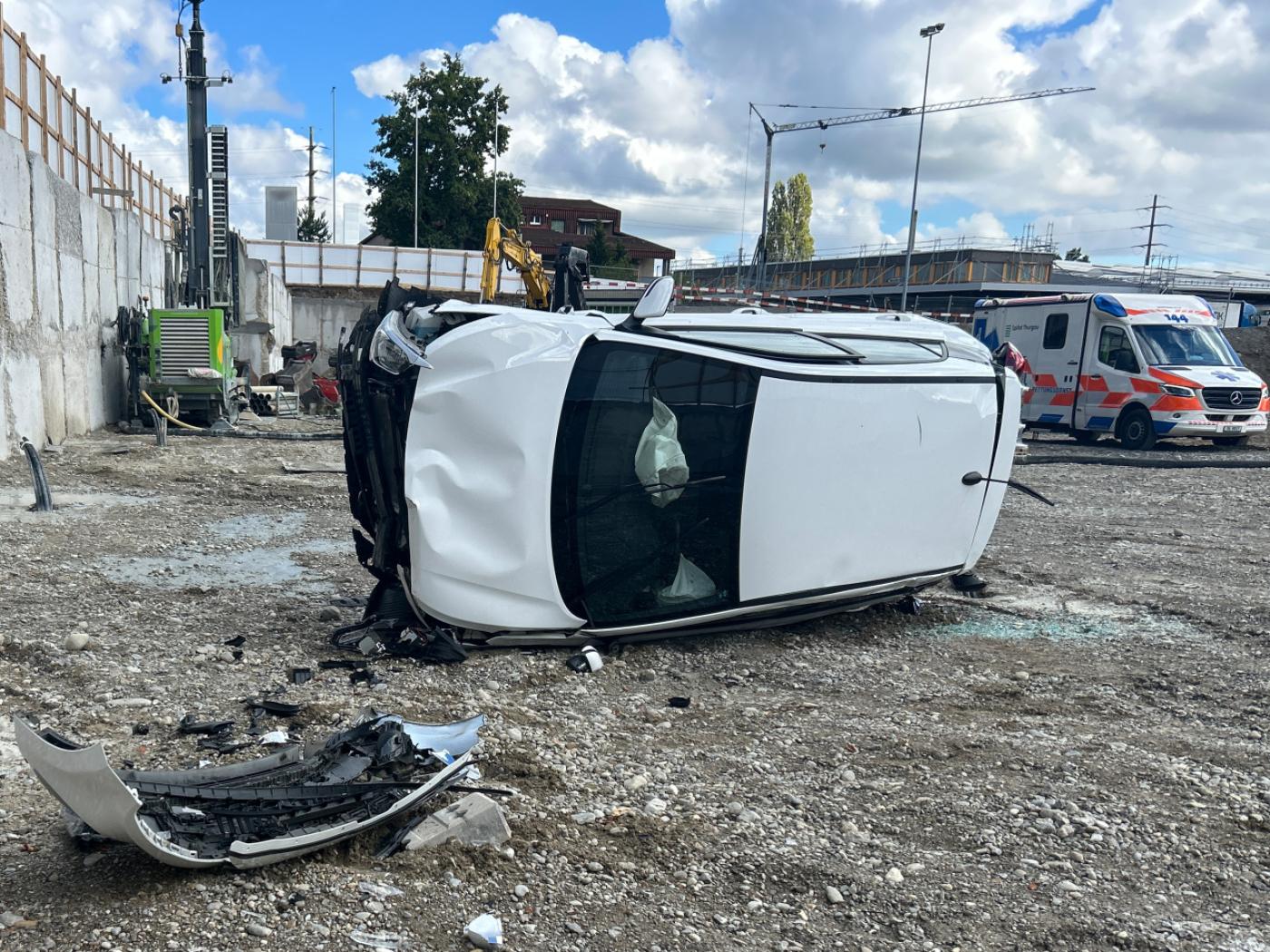 Das Auto der 63-jährigen Frau landete in einer Baugrube.