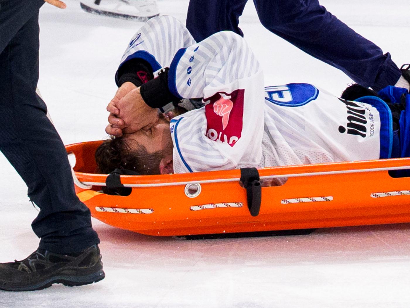 Lukas Bengtsson wird verletzt vom Eis gefahren