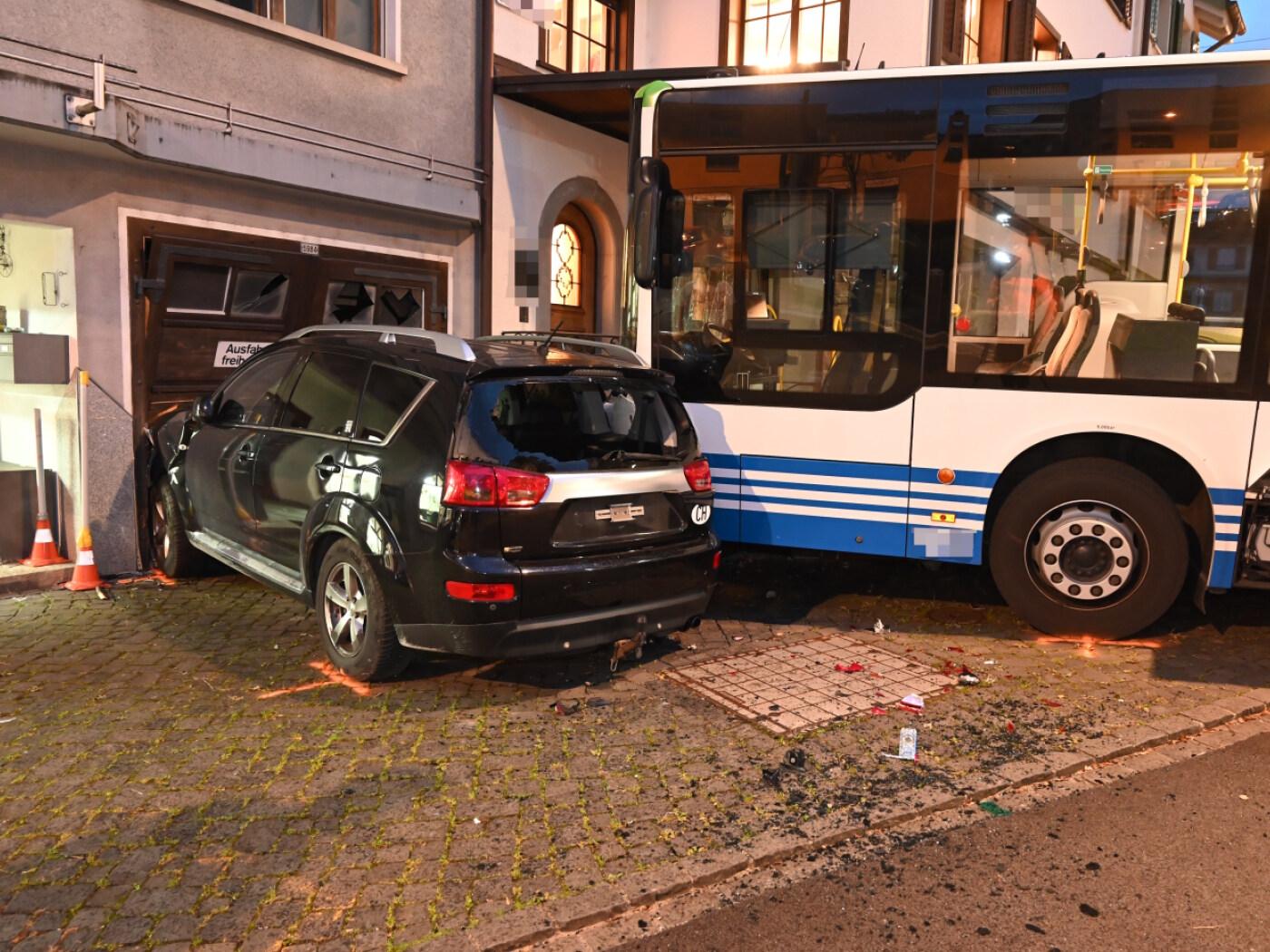In Altstätten SG ist am Samstagnachmittag ein Linienbus in zwei Autos und ein Gebäude geprallt. Verletzt wurde bei dem Unfall niemand.