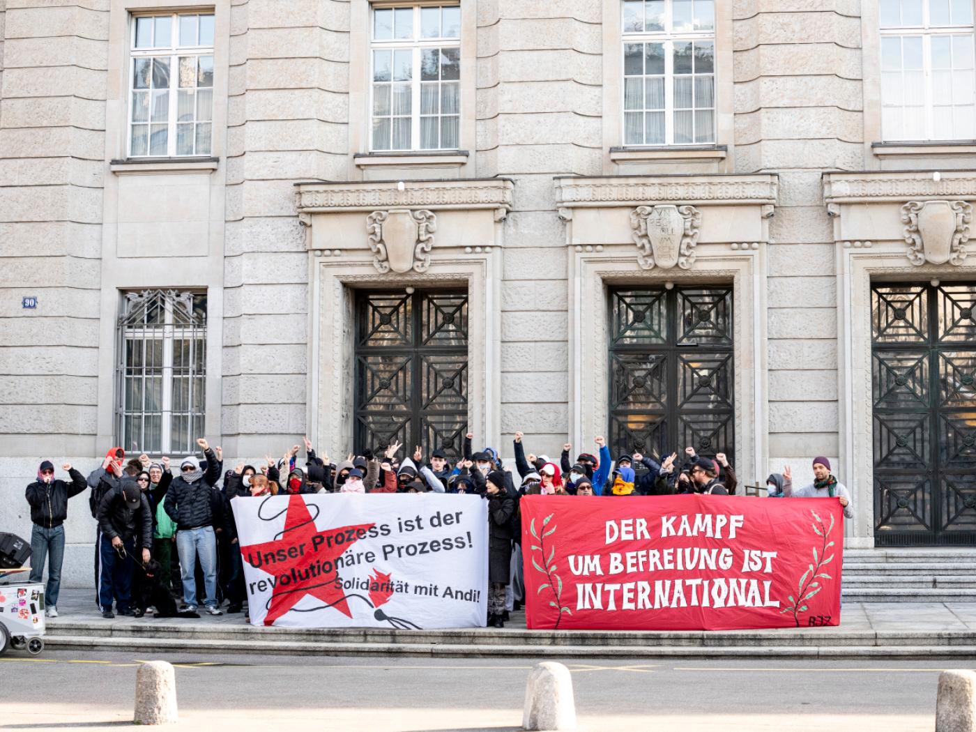 Wie bereits im März (im Bild) versammelten sich auch am Mittwoch Mitglieder von linken Gruppierungen vor dem Bezirksgericht Zürich. (Archivbild)