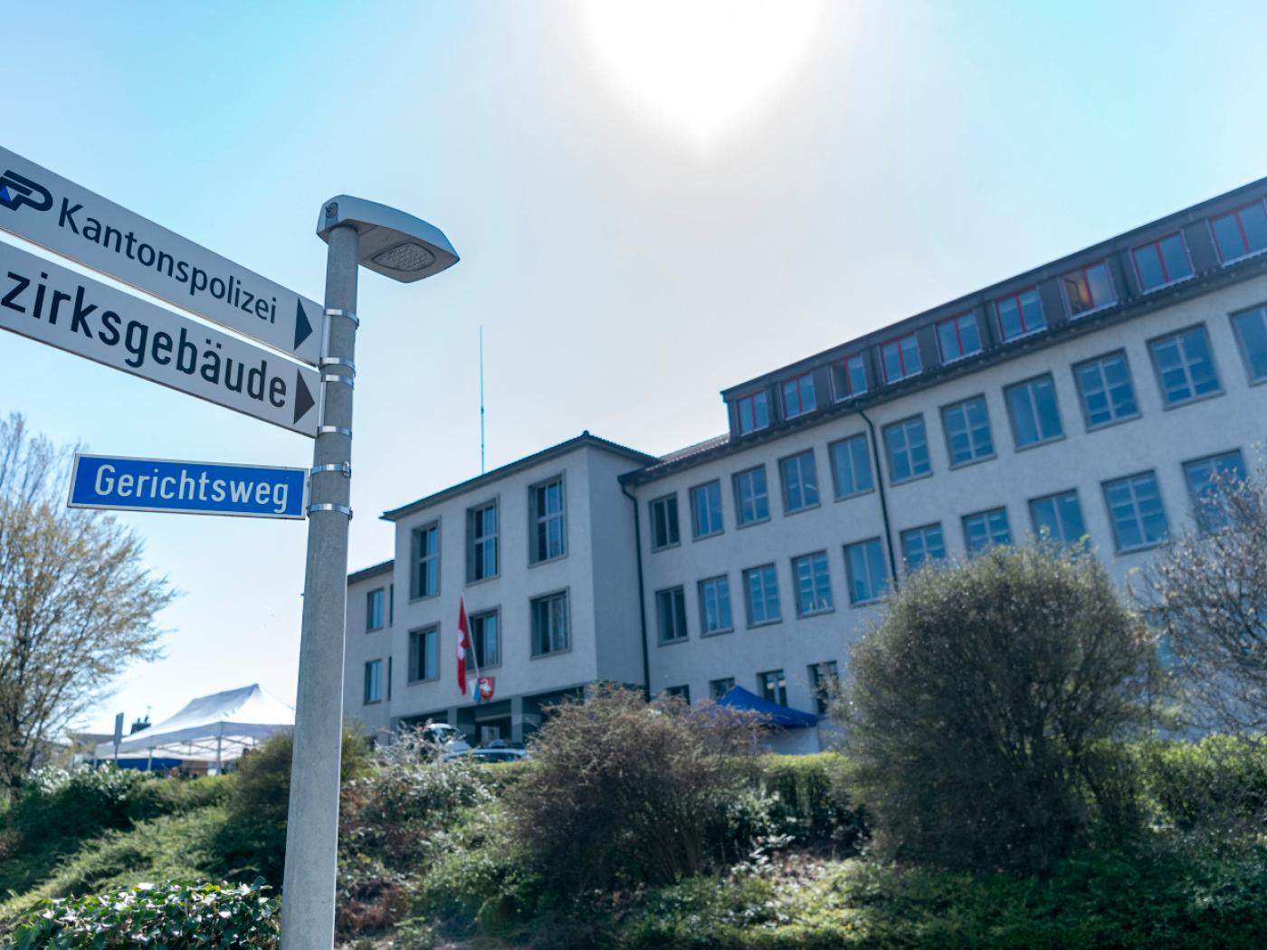 Die Eltern einer mittlerweile erwachsenen Tochter müssen sich am Montag vor dem Bezirksgericht Horgen verantworten. Sie sollen ihre Tochter als Kind psychisch und physisch misshandelt haben. (Symbolbild)