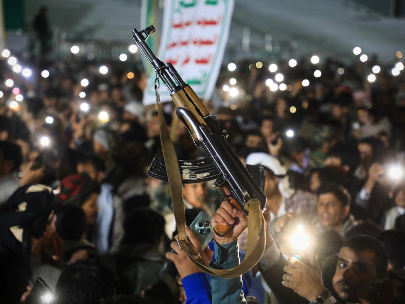 ARCHIV - Ein Huthi-Anhänger reckt während einer Kundgebung im Jemen ein Gewehr in die Höhe. Foto: Osamah Abdulrahman/AP/dpa/Symbolbild