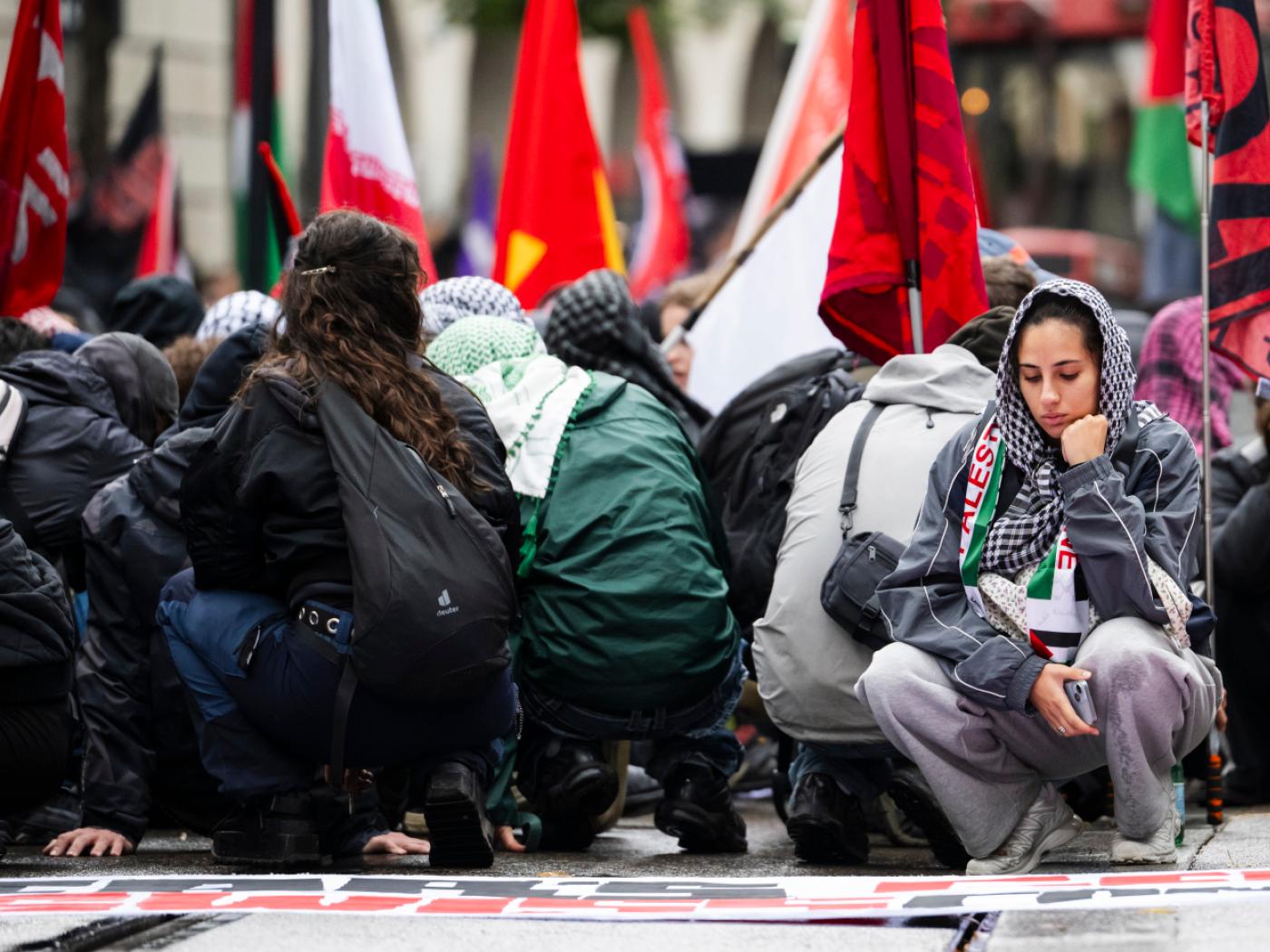 Schweigeminute in der geschäftigen Bahnhofstrasse. Rund tausend Demonstrierende kauern bei der Zürcher Palästina-Kundgebung auf der Strasse.
