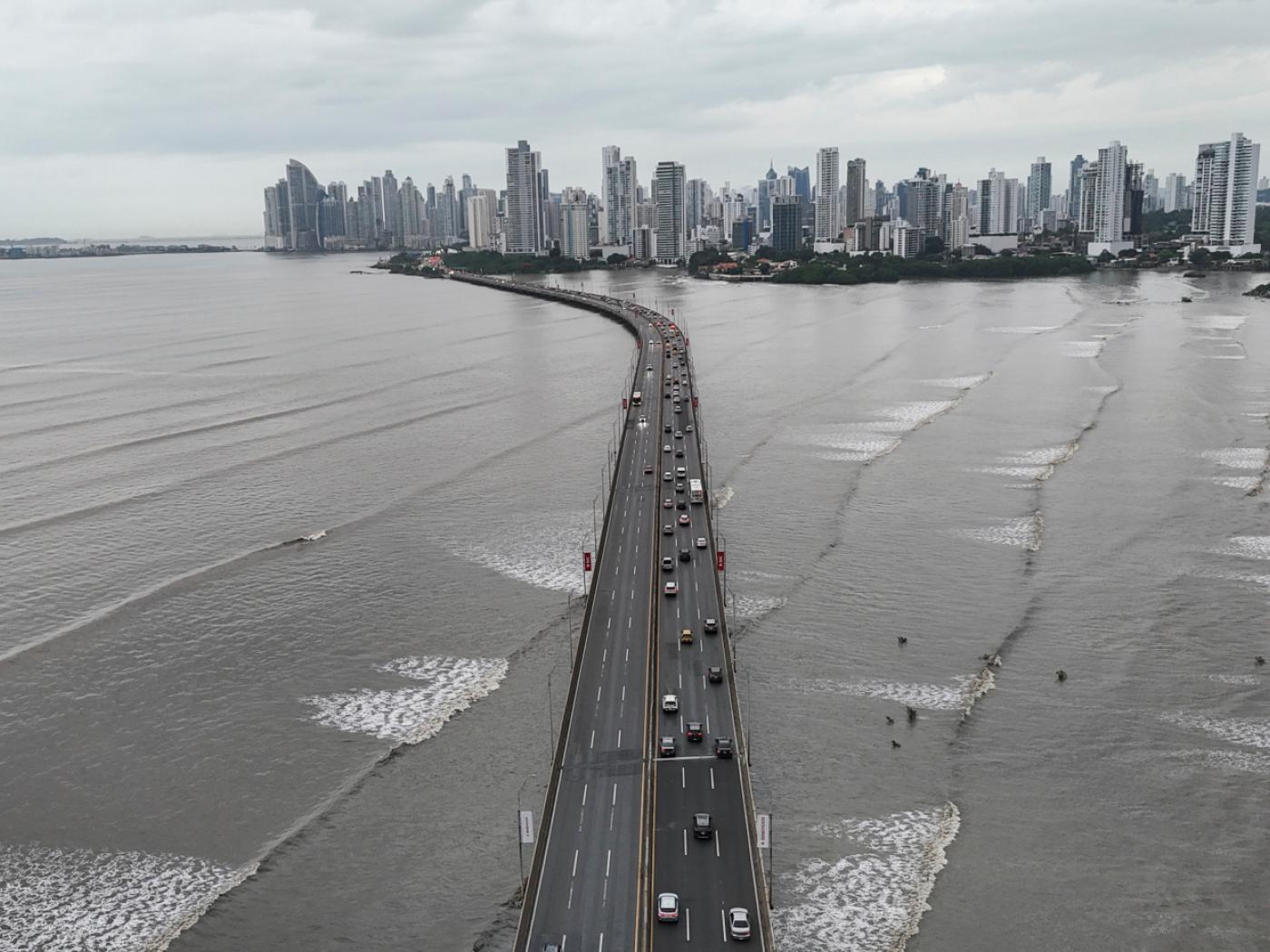 ARCHIV - Autos stehen auf der Panamericana-Autobahn in Panama-Stadt. Foto: Matias Delacroix/AP/dpa/Symbolbild