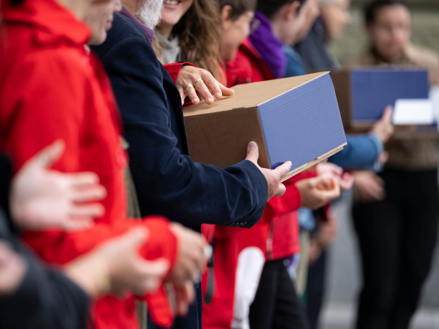 Gewerkschaften und linke Parteien haben über 100'000 Unterschriften gegen die vom Parlament beschlossene Übersteuerung von kantonalen Mindestlöhnen gesammelt.