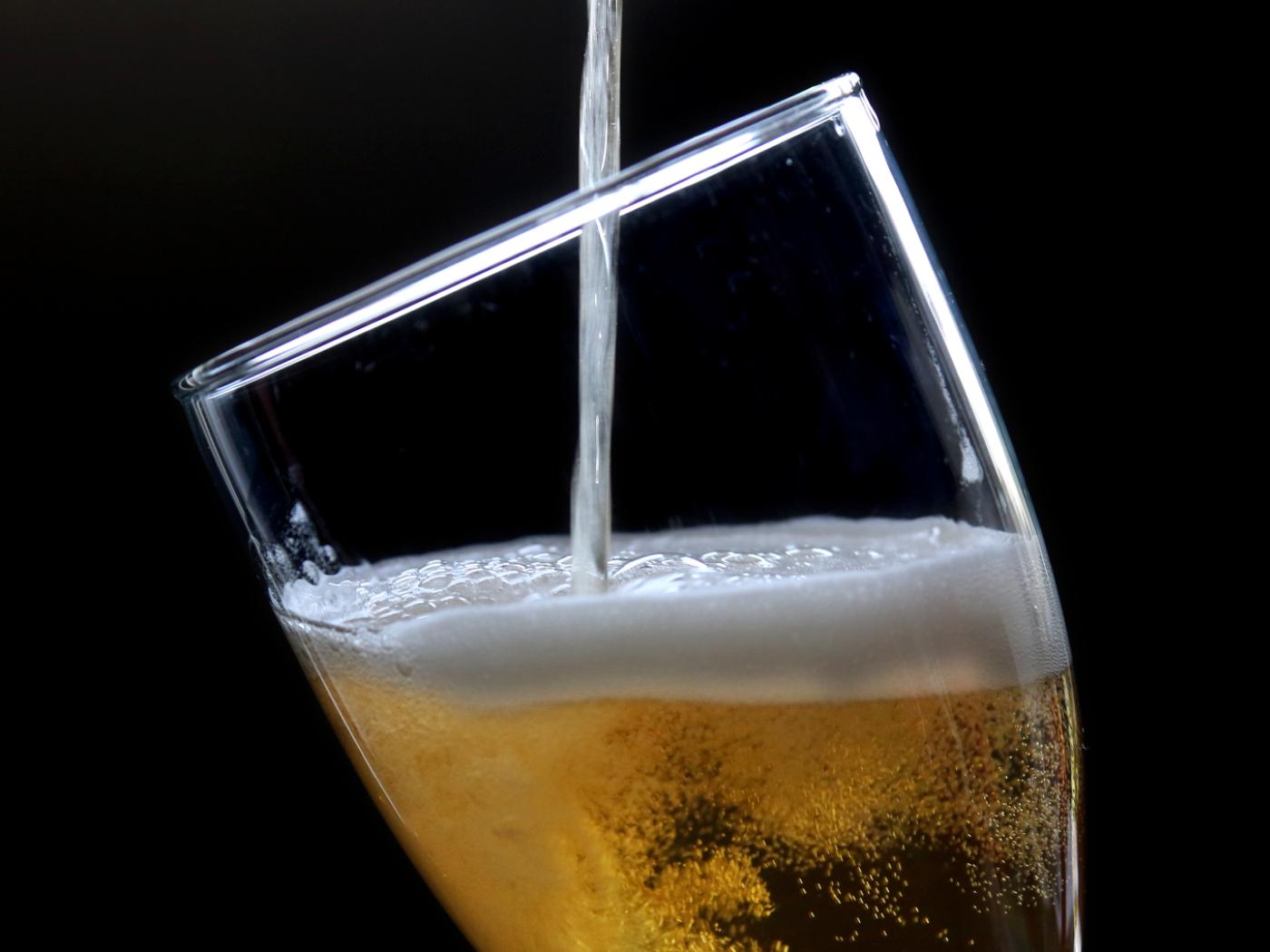 Fast 1500 Kisten Bier landeten bei einem Verkehrsunfall in Deutschland in einem Grünstreifen auf der Autobahn. (Themenbild)