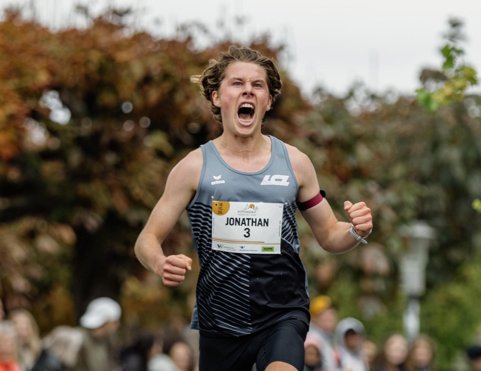 Emotionaler Zieleinlauf: Jonathan Hofer gewinnt den Schlosslauf in einer neuen Rekordzeit.