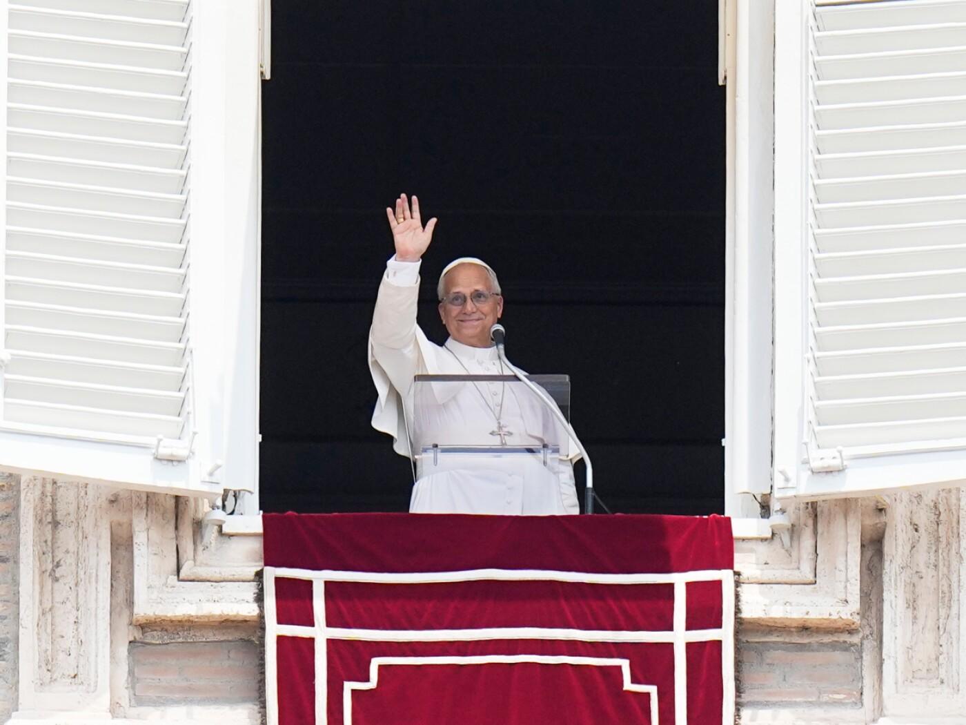 ARCHIV - Papst Leo XIV. winkt während des Angelus-Gebets am Mittag aus dem Fenster seines Arbeitszimmers mit Blick auf den Petersplatz im Vatikan. Foto: Alessandra Tarantino/AP/dpa
