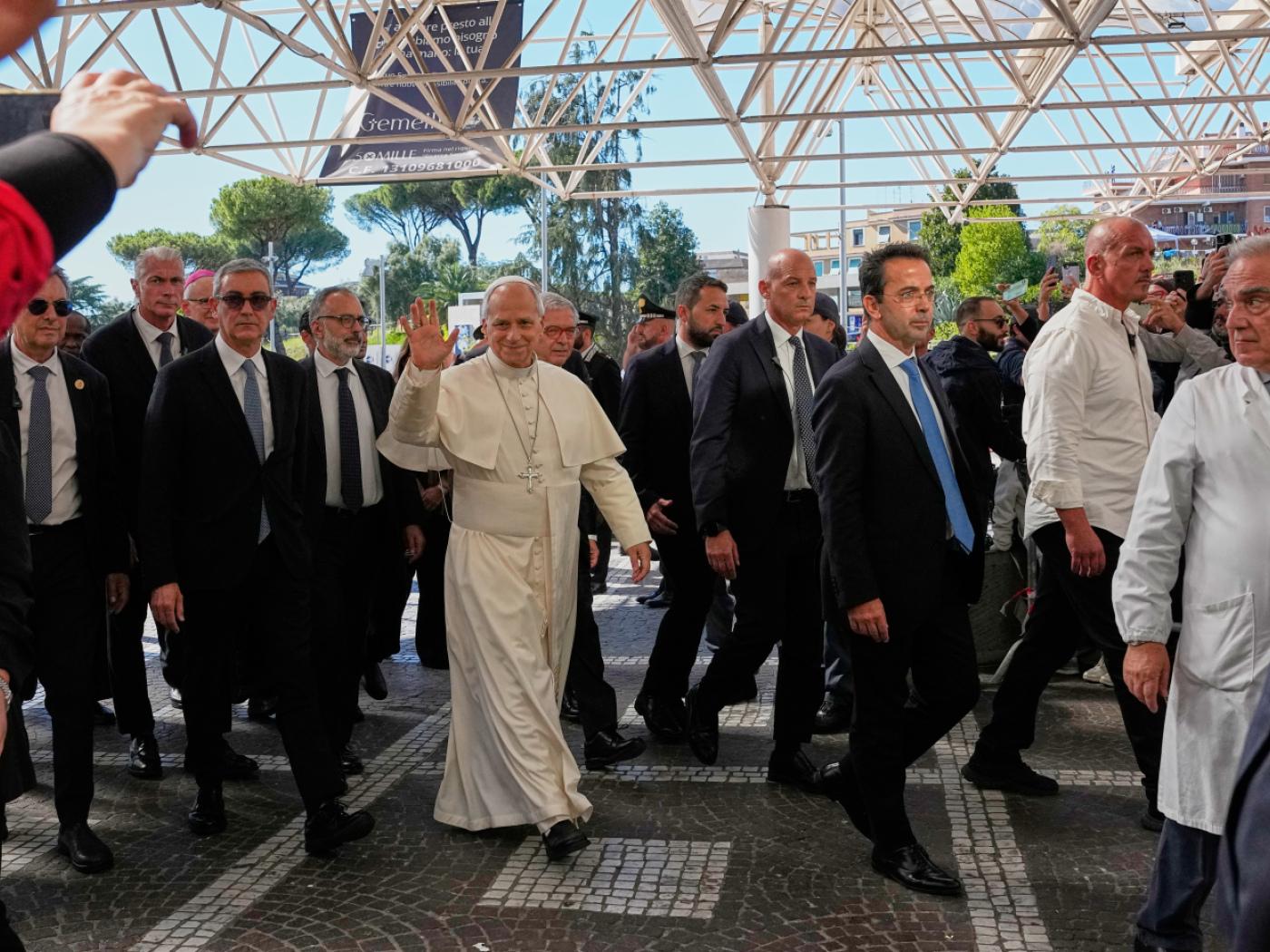 dpatopbilder - Papst Leo XIV. trifft in der Poliklinik "Agostino Gemelli" in Rom ein, wo er sich voraussichtlich einer Operation zur Entfernung eines Lungenknotens unterziehen wird. Foto: Alessandra Tarantino/AP/dpa