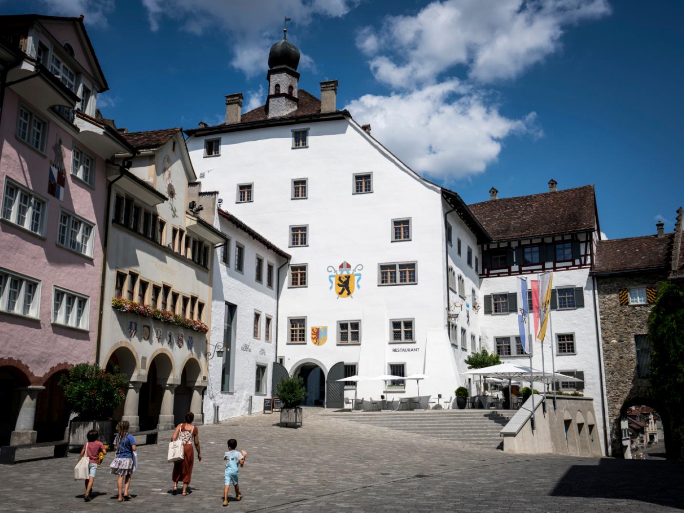 Der Hof in der Wiler Altstadt hat eine 800 Jahre alte Geschichte. Derzeit klafft ein Finanzloch nach einem 30 Millionen Franken teuren Umbau. (Archivbild)