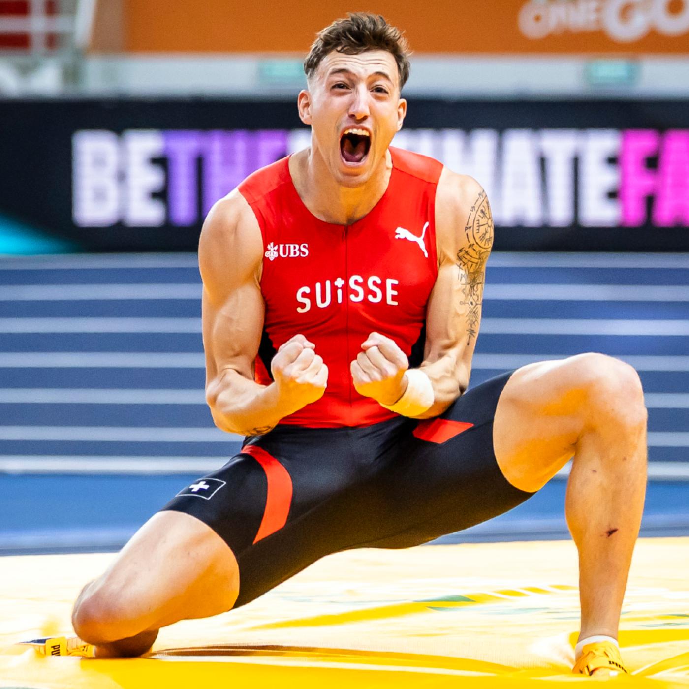 Simon Ehammer lässt den Emotionen freien Lauf, als er im Rahmen des Siebenkampfs an der Hallen-WM in Torun 5,30 m überquert und somit auf Weltrekord-Kurs einbiegt