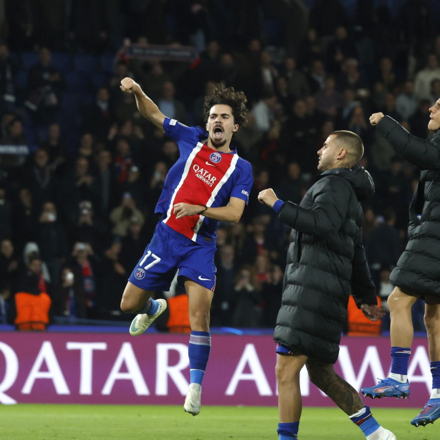 Paris Saint-Germain jubelt über den Sieg gegen Barcelona