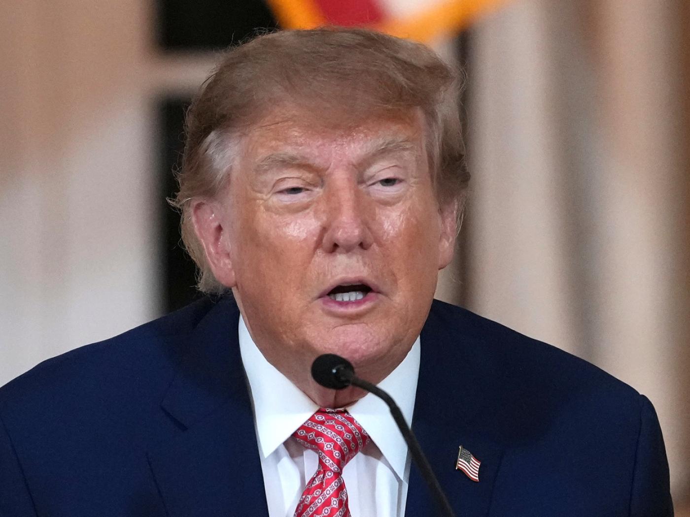 US-Präsident Donald Trump spricht bei einem Abendessen in seinem Mar-a-Lago-Club. Foto: Mark Schiefelbein/AP/dpa