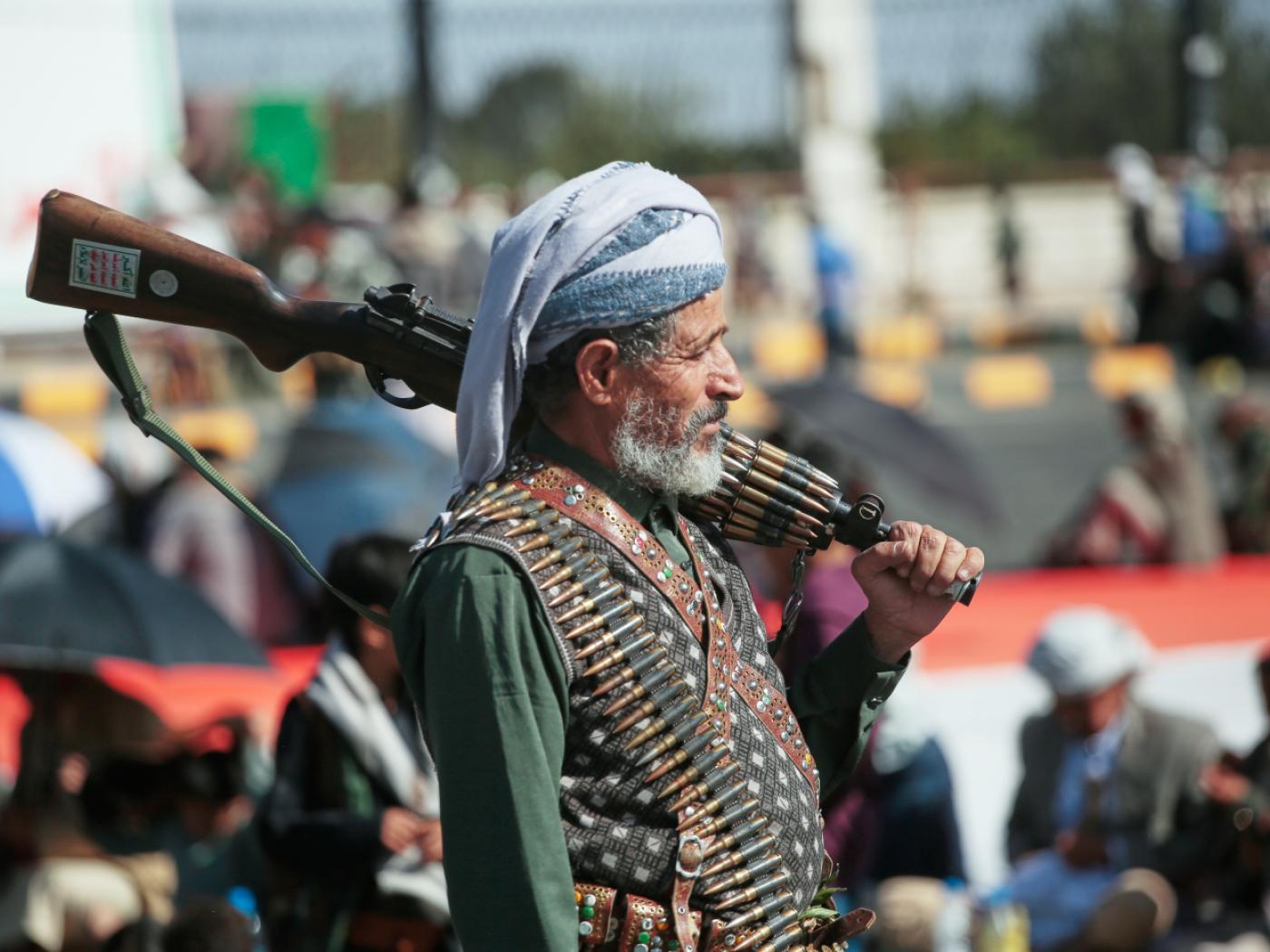 Ein Anhänger der jemenitischen Huthi-Rebellen trägt sein Gewehr während einer Kundgebung zur Unterstützung der Gruppe. Foto: Osamah Abdulrahman/AP/dpa