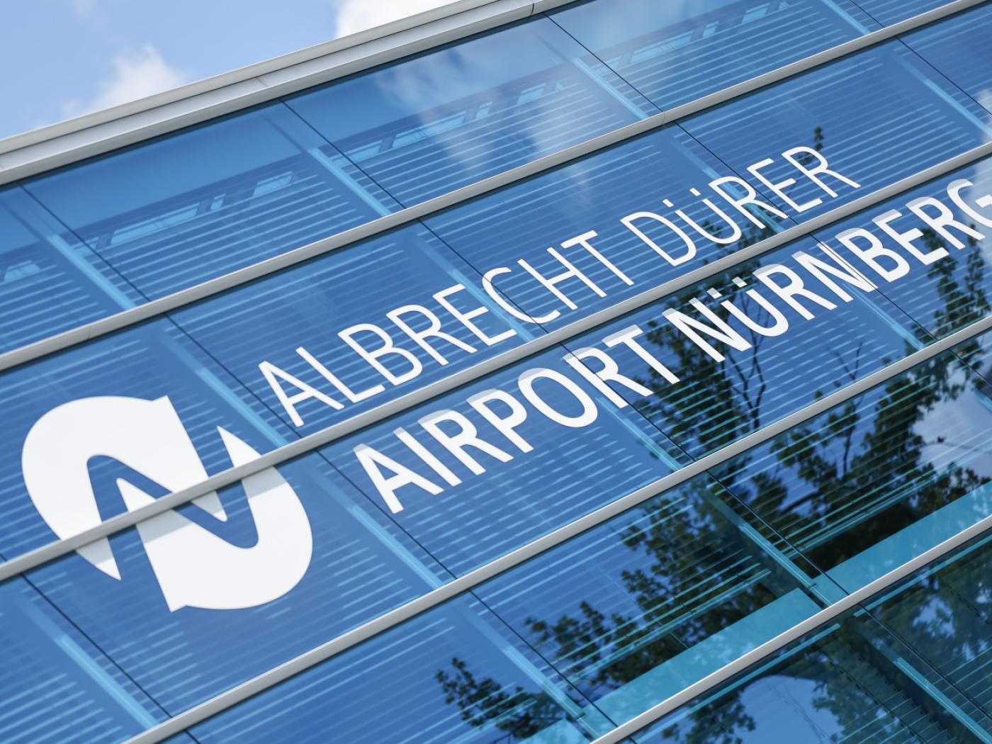 ARCHIV - Logo des Nürnberger Albrecht Dürer Flughafens an einem Gebäude. Foto: Daniel Löb/dpa